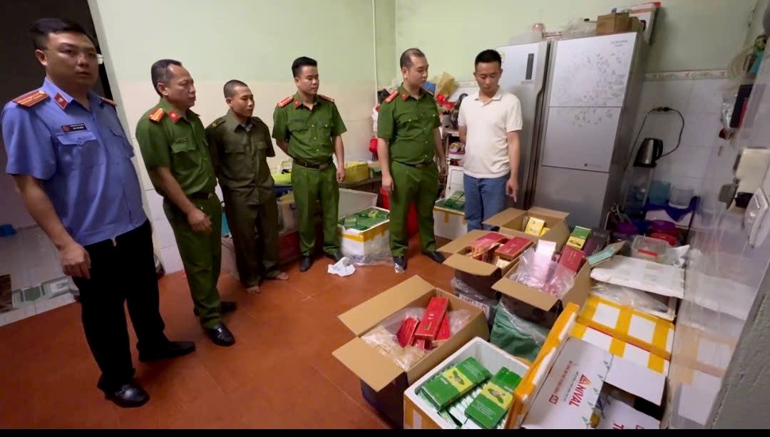 Bắt 2 đối tượng buôn bán hàng cấm- Ảnh 2.