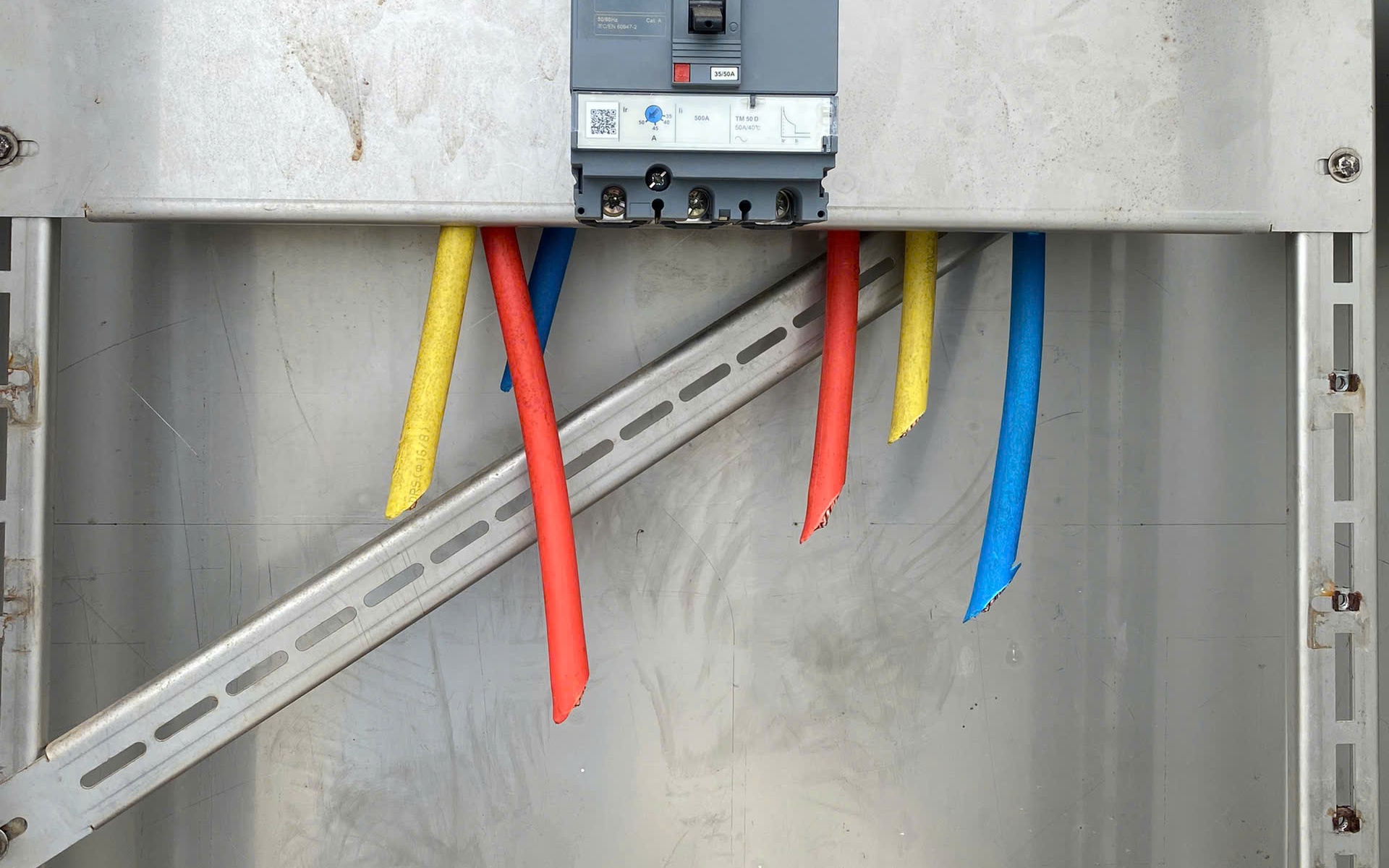 Hàng loạt tủ cấp điện bị trộm, nhà thầu lại "khóc thét"