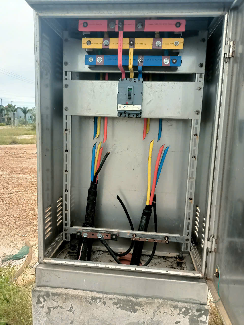 Hàng loạt tủ cấp điện bị trộm, nhà thầu lại "khóc thét"- Ảnh 4.