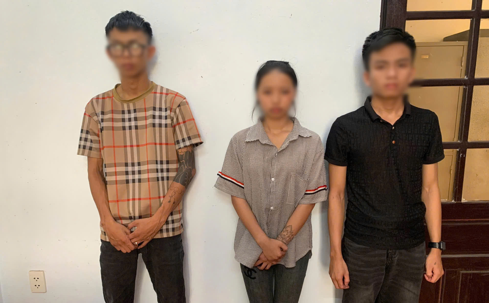 D&ugrave;ng "h&agrave;ng n&oacute;ng" hỗn chiến ở qu&aacute;n nhậu Th&aacute;p bia Tam Kỳ - Ảnh 1.
