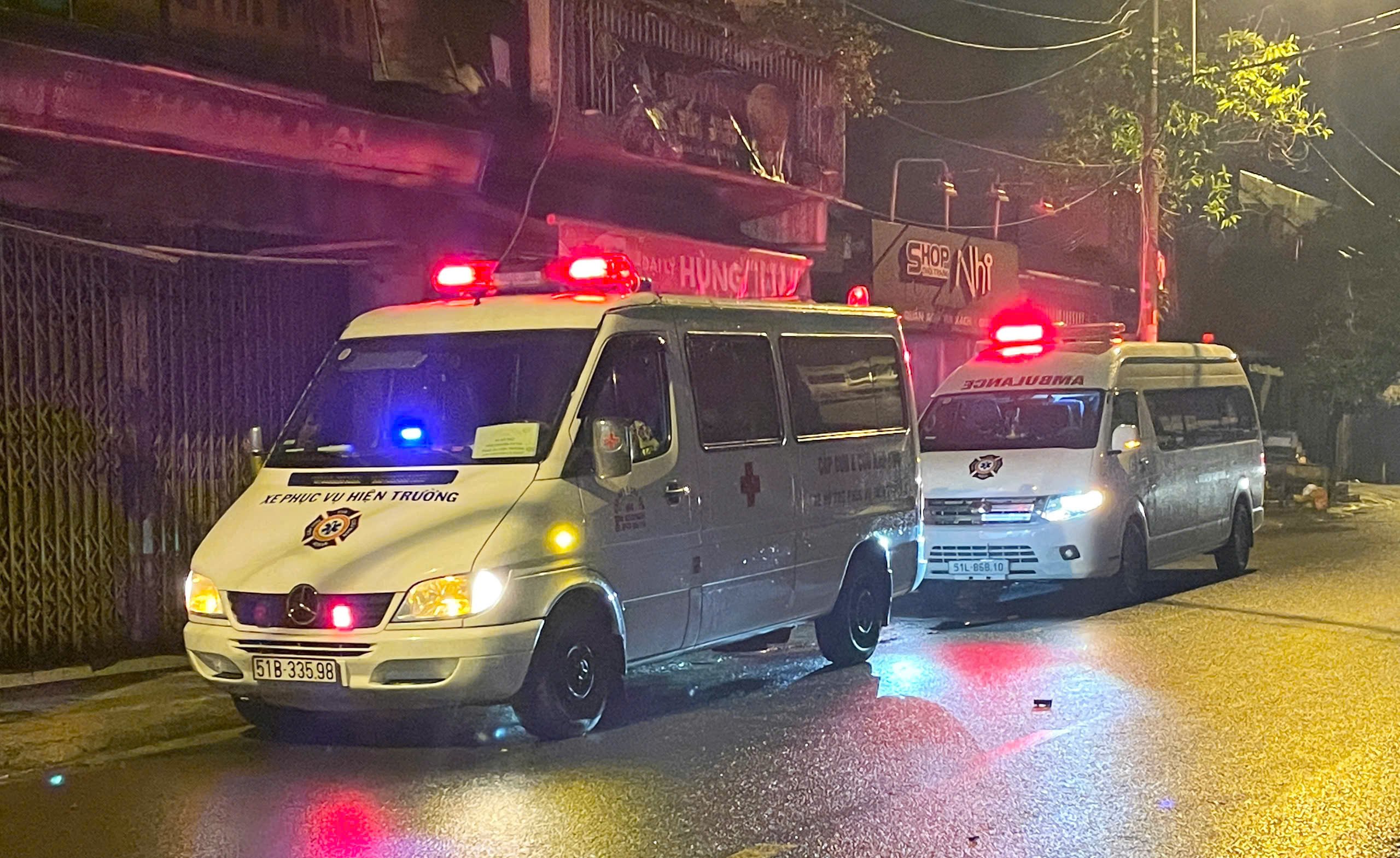 Vụ lao v&agrave;o nh&agrave; d&acirc;n, hai người tử vong: Nghi rượt đuổi nhau- Ảnh 2.