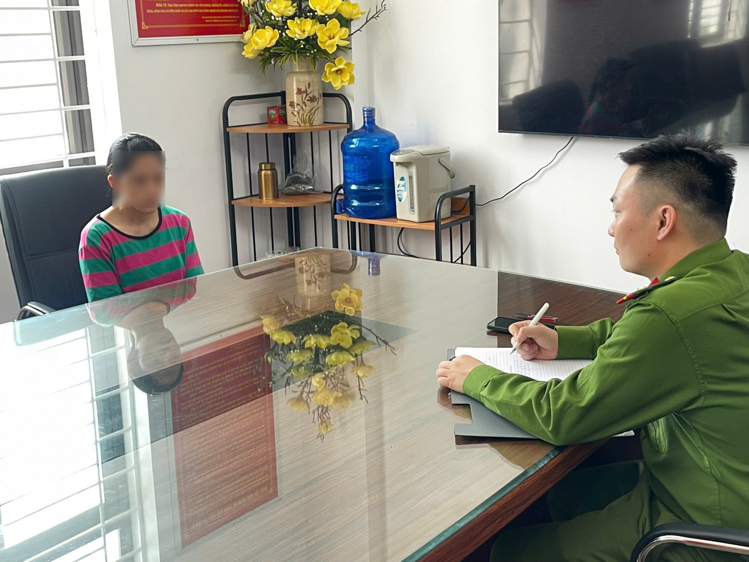Nữ c&ocirc;ng nh&acirc;n d&ugrave;ng k&eacute;o tự rạch 6 vết v&agrave;o bắp tay, tạo hiện trường giả, b&aacute;o bị cướp- Ảnh 1.