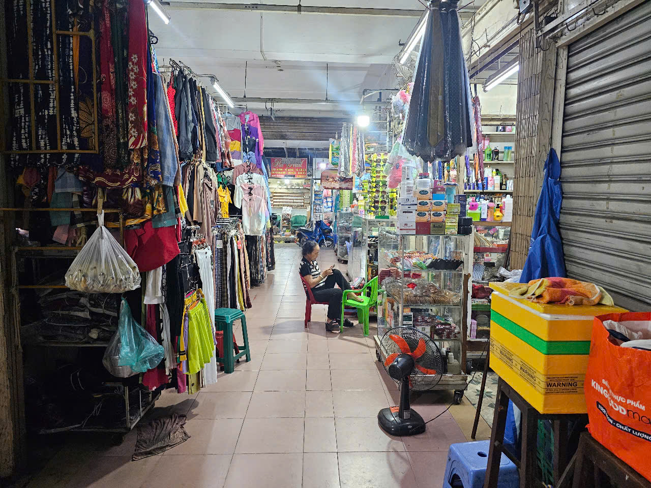 Nhiều tiểu thương, chủ qu&aacute;n vẫn chưa biết c&aacute;ch xuất ho&aacute; đơn điện tử- Ảnh 1.