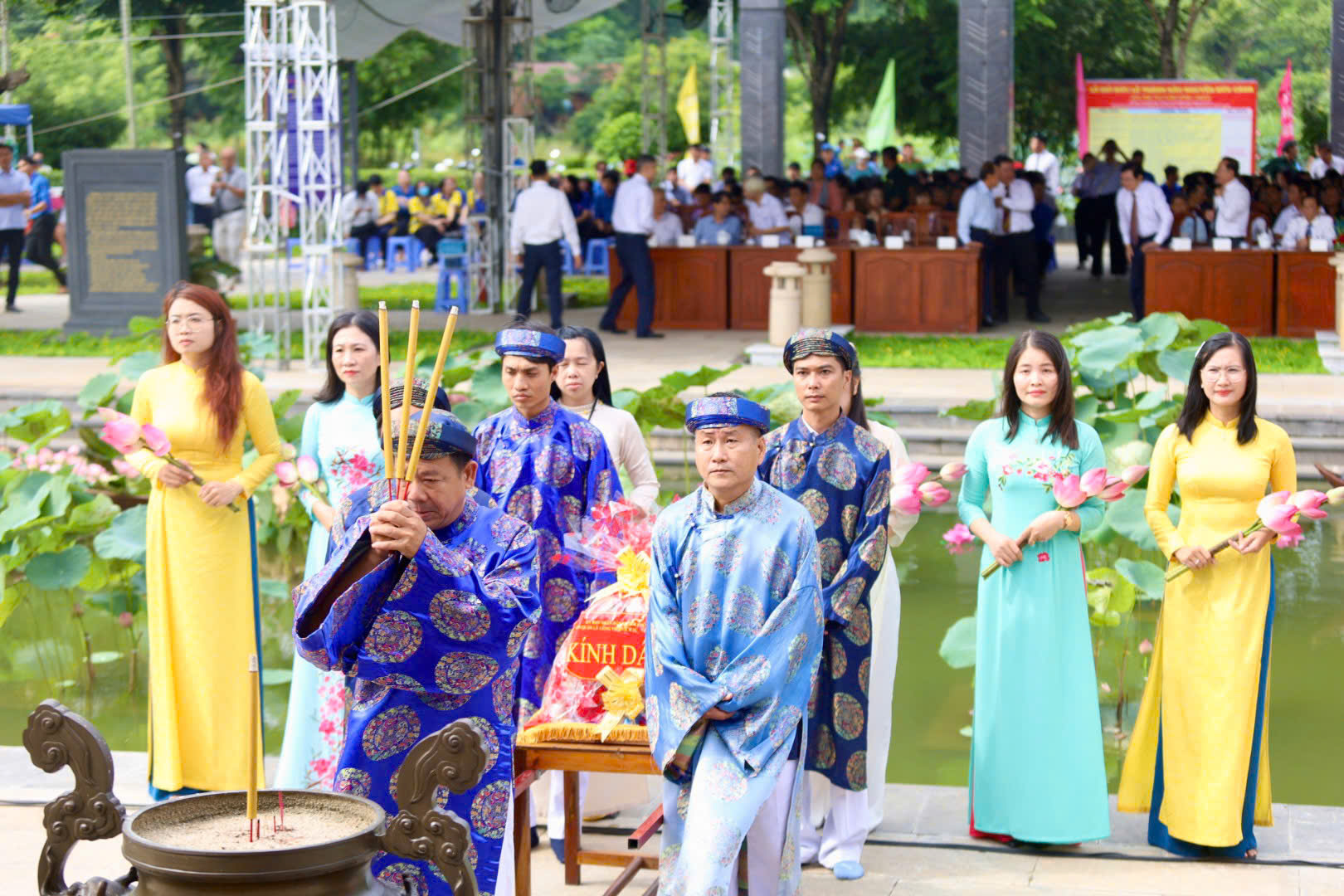 Nguy&ecirc;n Chủ tịch nước Trương Tấn Sang d&acirc;ng hương Đức Lễ Th&agrave;nh hầu Nguyễn Hữu Cảnh  - Ảnh 2.