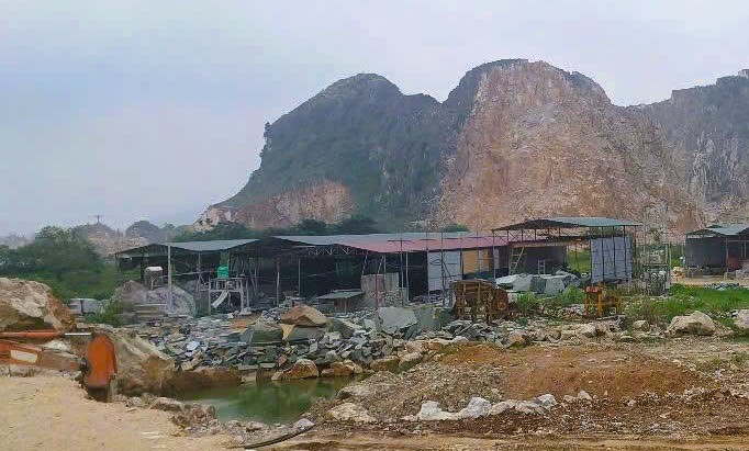 Khối đá lật đè tử vong nam công nhân đang làm việc ở xưởng đá mỹ nghệ - Ảnh 1.