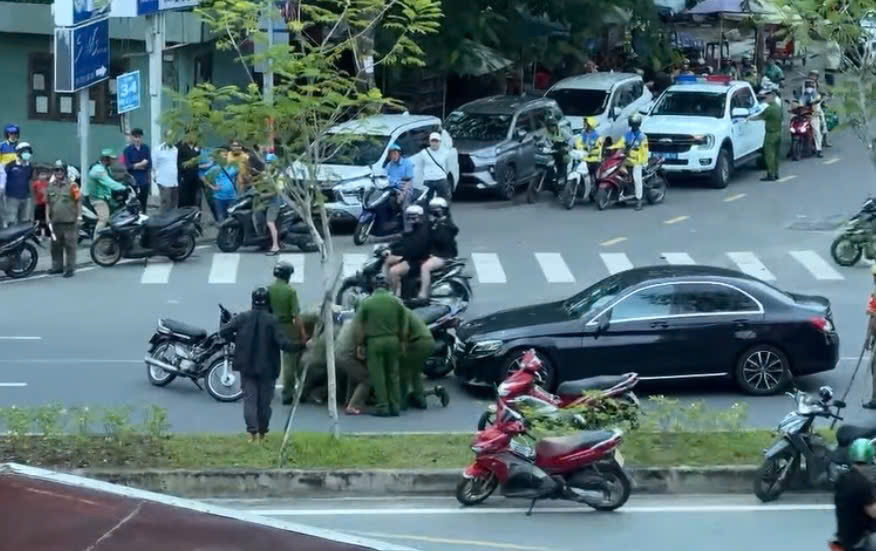 Xác minh clip người đàn ông chạy SH chặn xe, đập phá ô tô Mercedes - Ảnh 2.