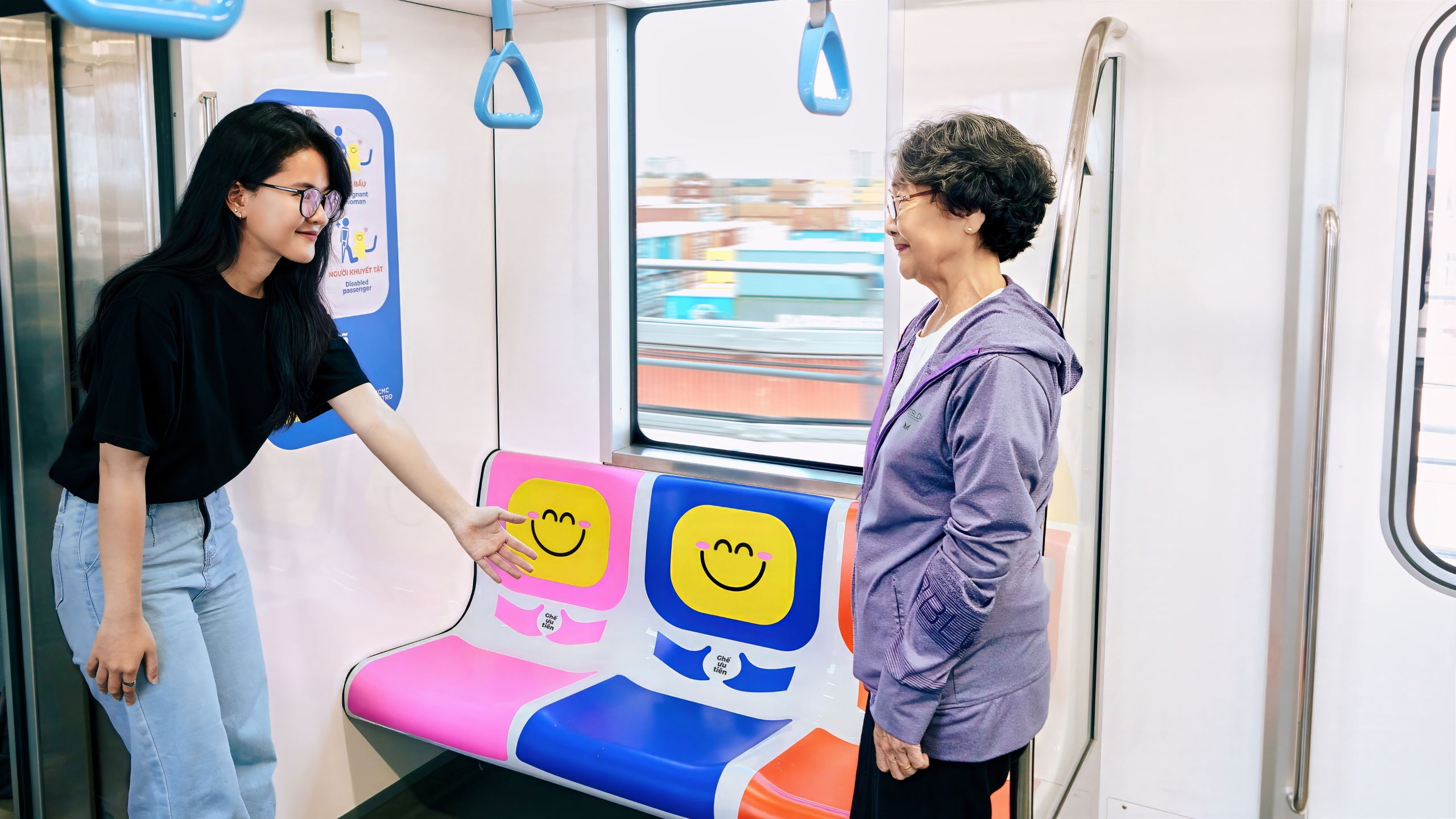 Chiến dịch lạ tr&ecirc;n metro số 1 khiến h&agrave;nh kh&aacute;ch ấm l&ograve;ng- Ảnh 1.