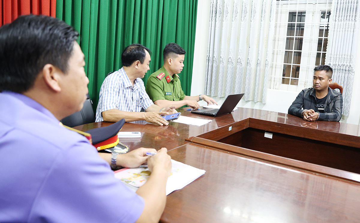 Bắt được đối tượng g&acirc;y ra &aacute;n mạng ở An Giang, định trốn sang Campuchia - Ảnh 3.