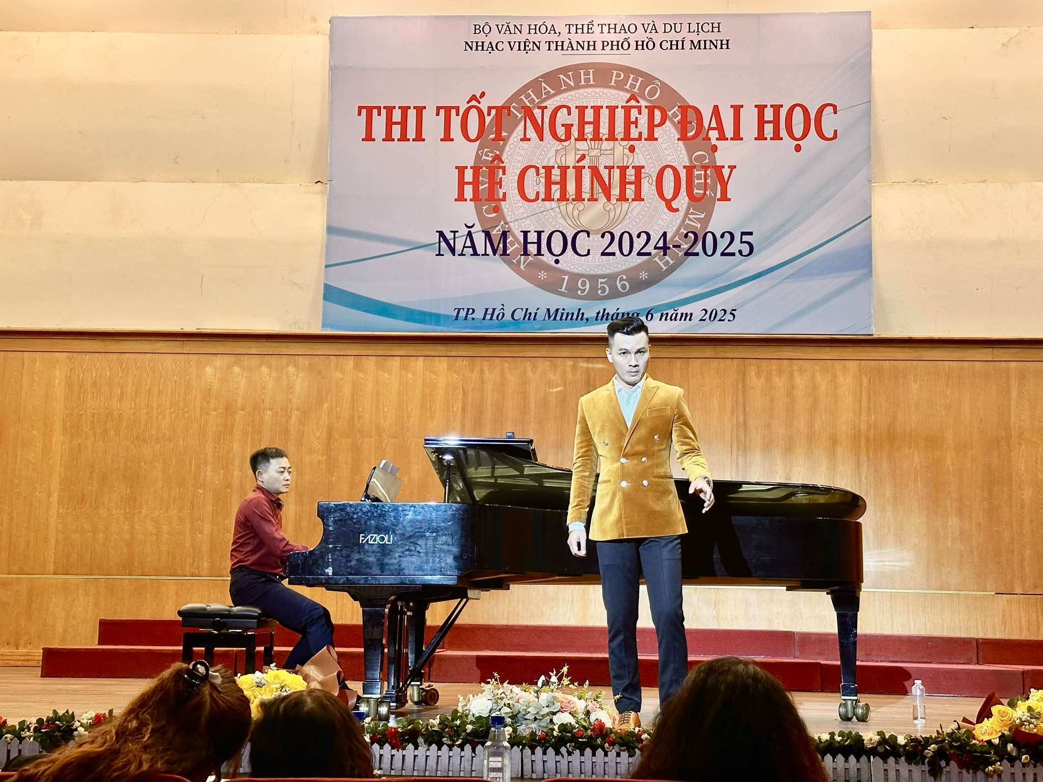 Nguyễn Trực, Thế Hưng &ndash; 2 ca sĩ nh&oacute;m Lạc Việt tốt nghiệp thanh nhạc xuất sắc - Ảnh 2.