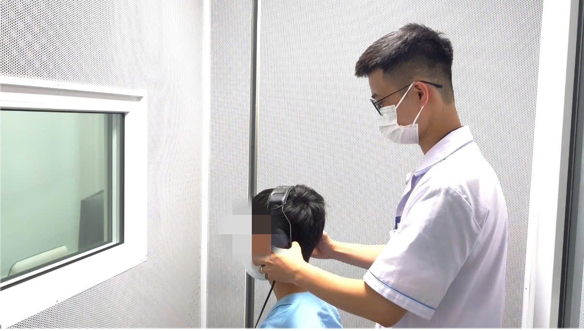 Điếc đột ngột do tắm đ&ecirc;m bằng nước lạnh - Ảnh 1.