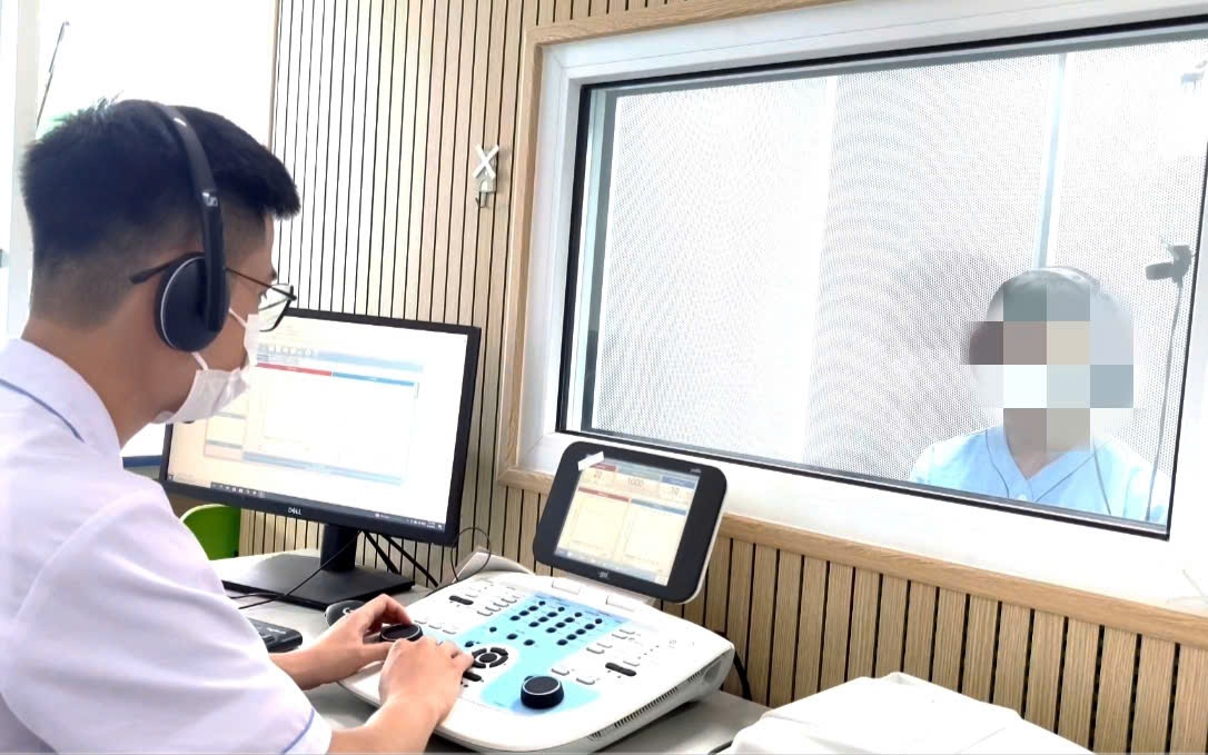 Điếc đột ngột sau khi tắm khuya bằng nước lạnh