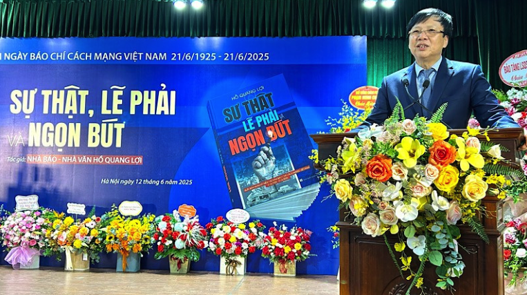 Ra mắt sách "Sự thật, lẽ phải và ngọn bút" của nhà báo Hồ Quang Lợi- Ảnh 1.