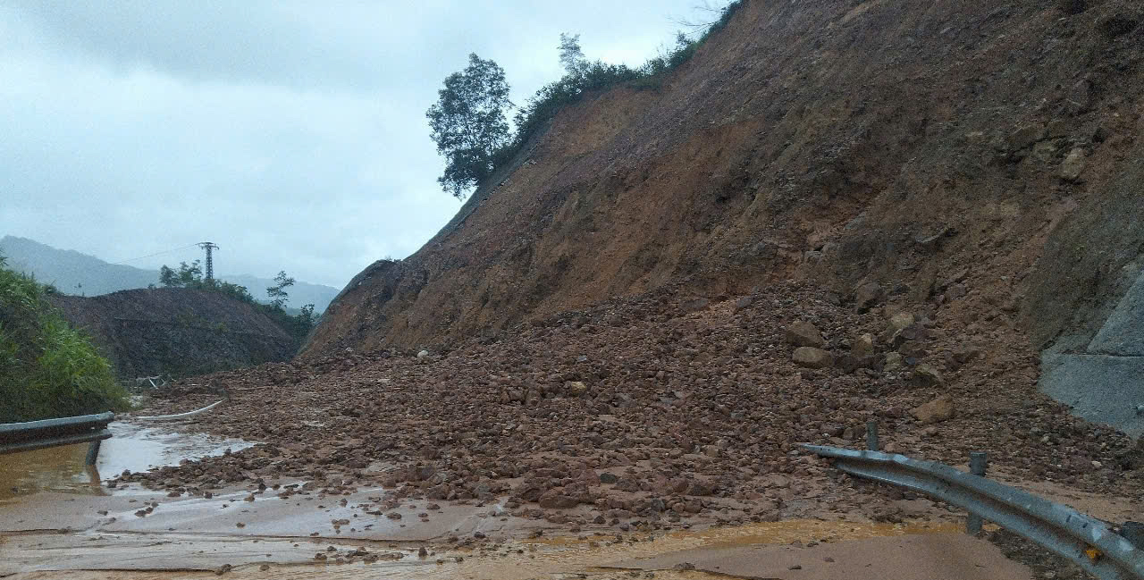Đ&atilde; c&oacute; những ảnh hưởng của b&atilde;o số 1 ở TP Huế - Ảnh 1.