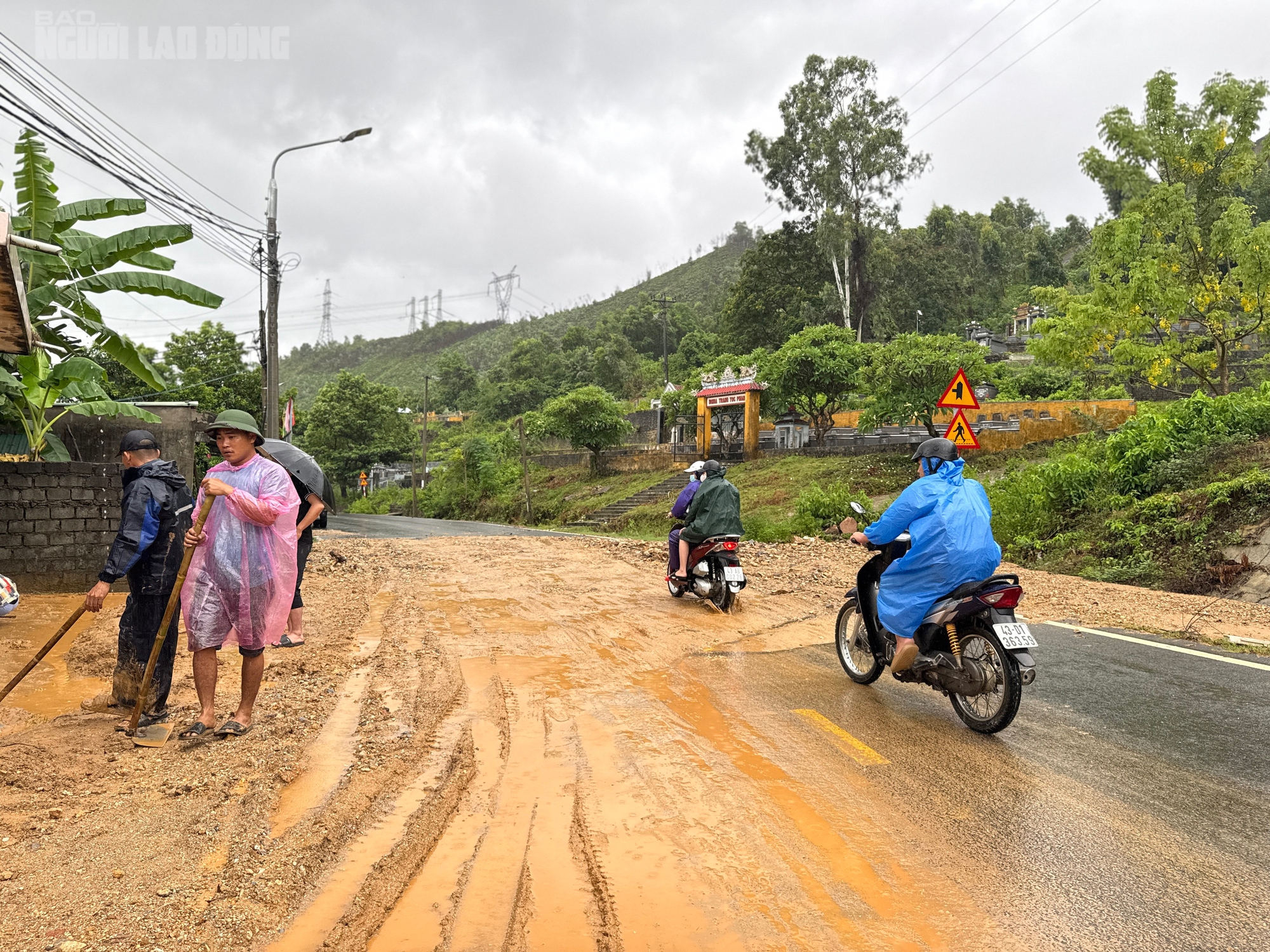 Đà Nẵng: Lũ bất ngờ trong đêm, người nuôi tôm suy sụp vì mất trắng- Ảnh 7.
