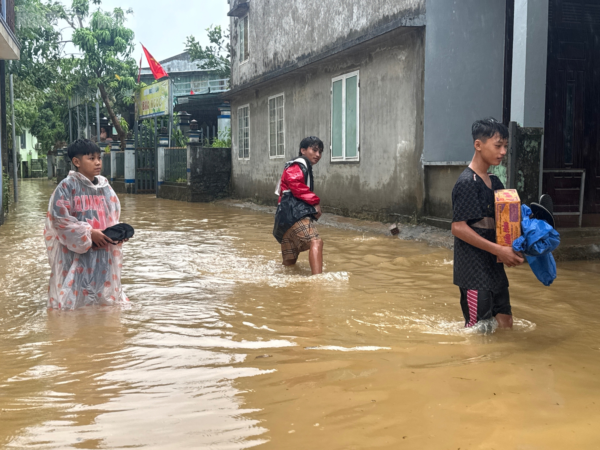 Đà Nẵng: Lũ bất ngờ trong đêm, người nuôi tôm suy sụp vì mất trắng- Ảnh 8.