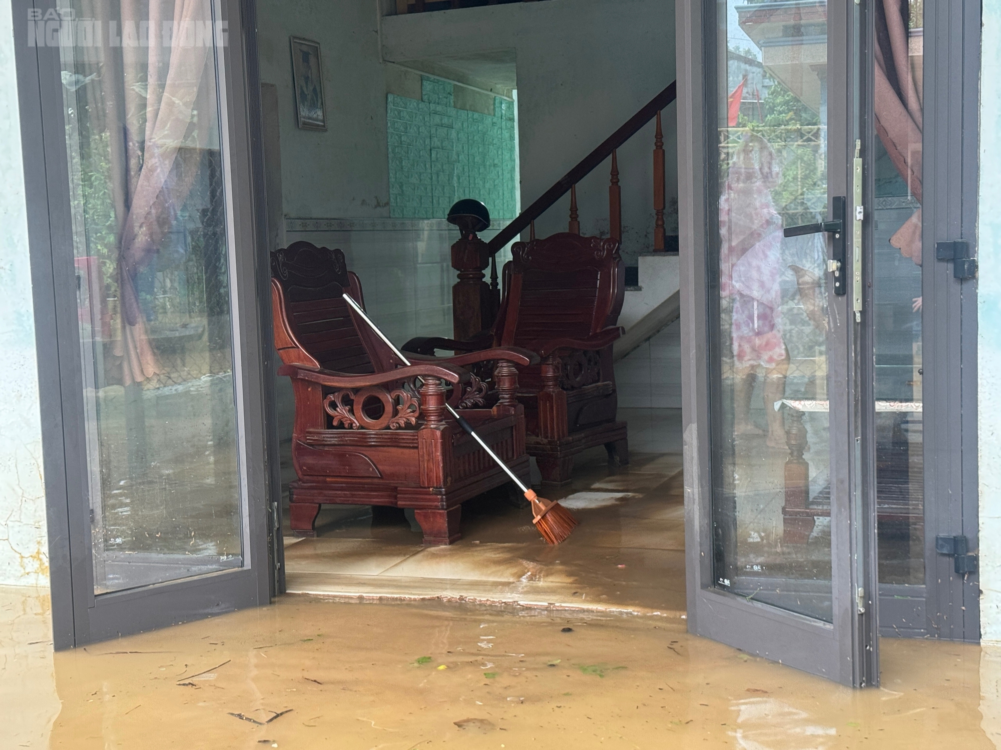 Đà Nẵng: Lũ bất ngờ trong đêm, người nuôi tôm suy sụp vì mất trắng- Ảnh 9.