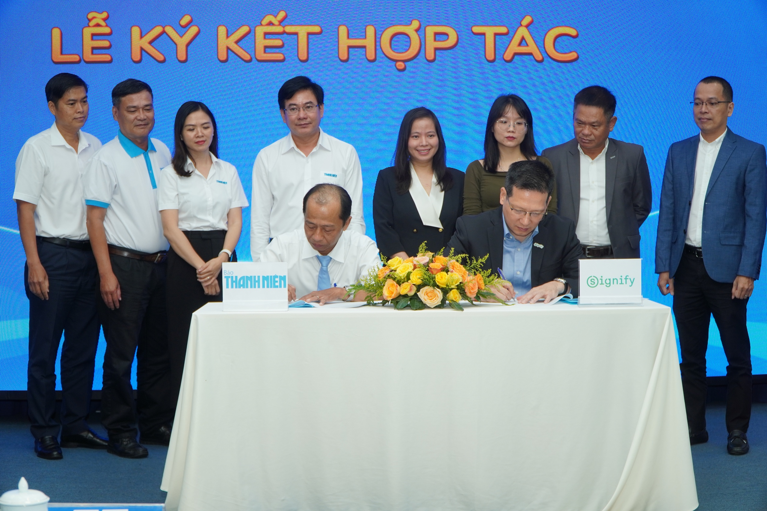 B&aacute;o Thanh Ni&ecirc;n k&yacute; kết hợp t&aacute;c với Signify Việt Nam đồng h&agrave;nh chương tr&igrave;nh&ldquo;C&ugrave;ng con đi tiếp cuộc đời"- Ảnh 9.