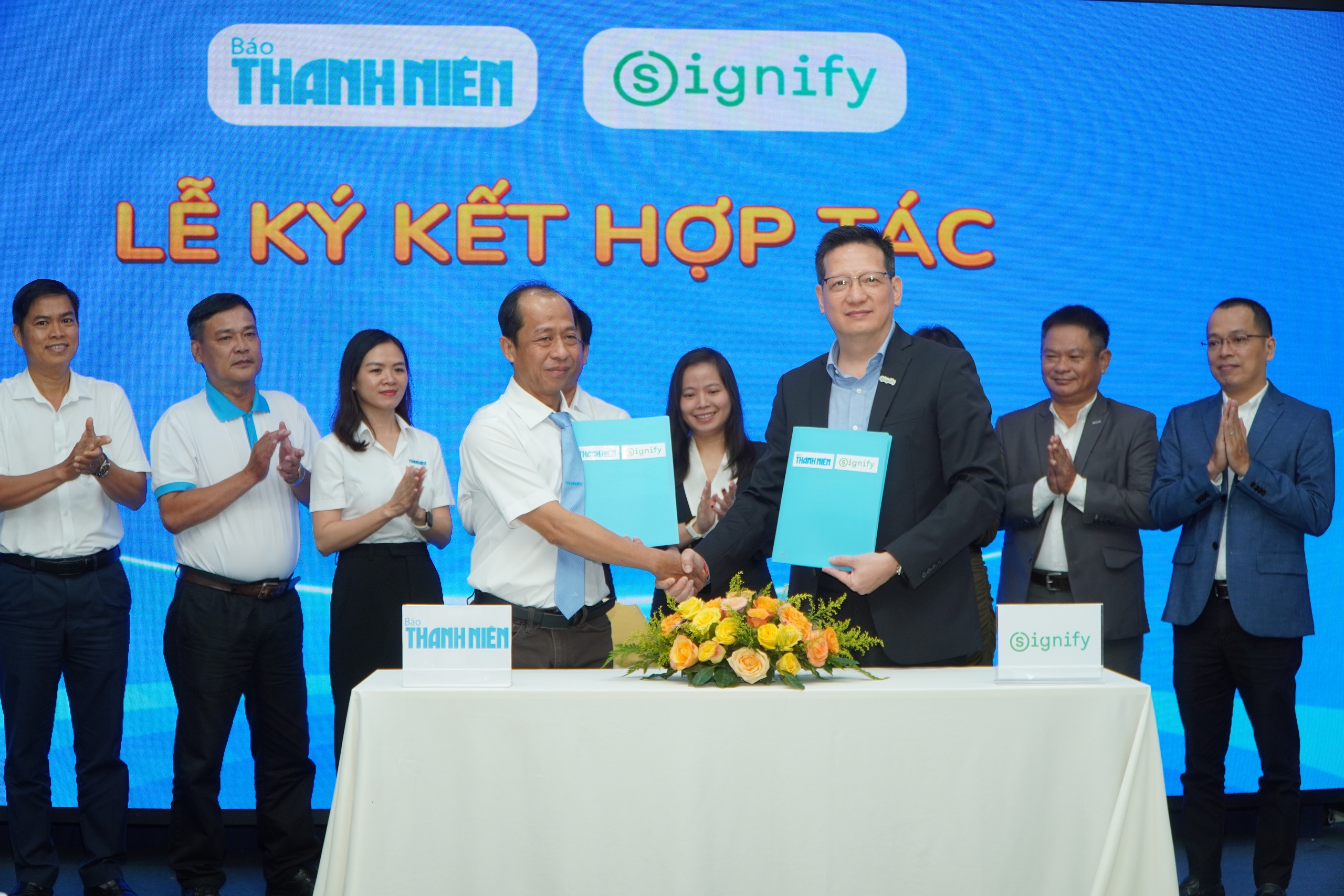 B&aacute;o Thanh Ni&ecirc;n k&yacute; kết hợp t&aacute;c với Signify Việt Nam đồng h&agrave;nh chương tr&igrave;nh&ldquo;C&ugrave;ng con đi tiếp cuộc đời"- Ảnh 10.