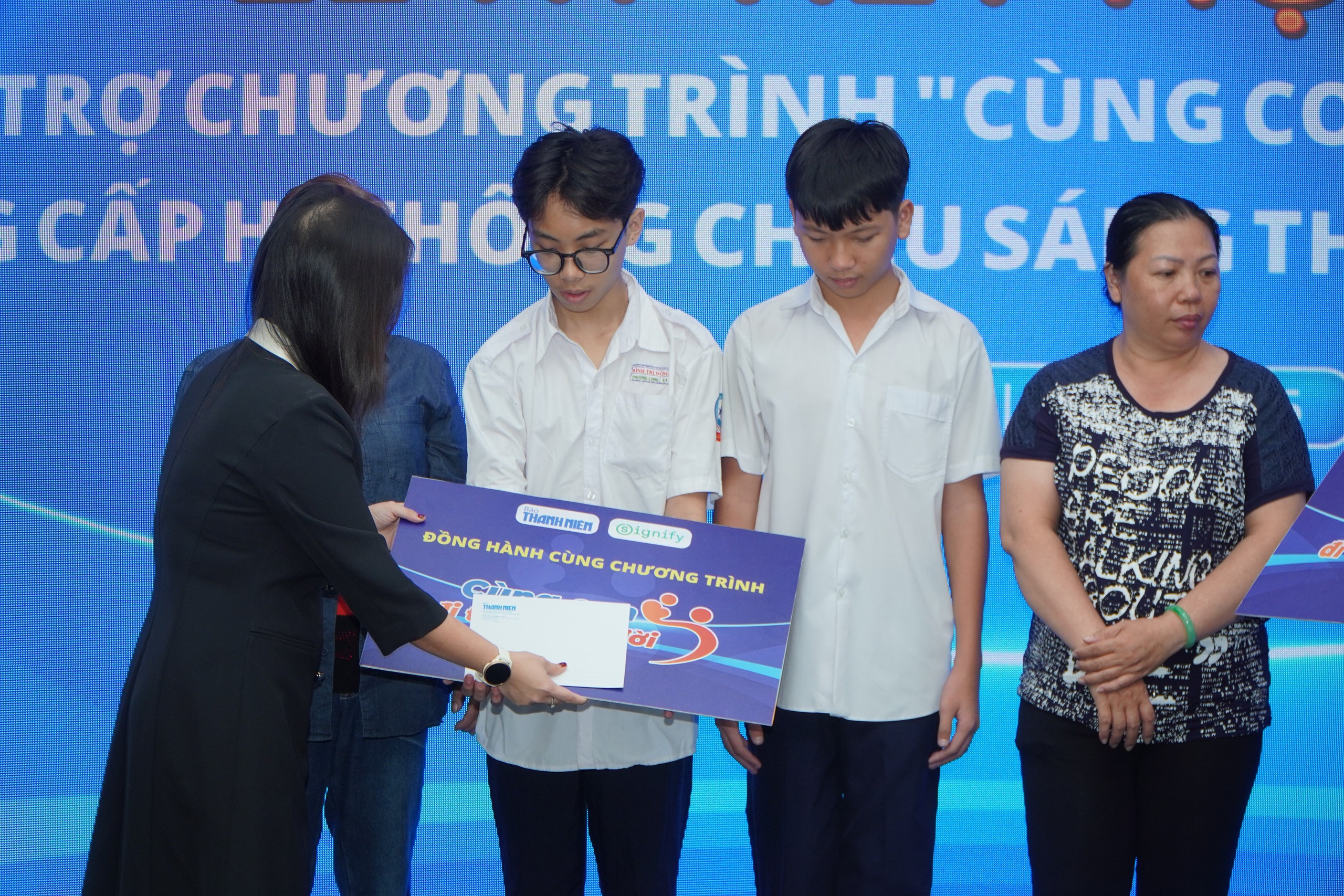 B&aacute;o Thanh Ni&ecirc;n k&yacute; kết hợp t&aacute;c với Signify Việt Nam đồng h&agrave;nh chương tr&igrave;nh&ldquo;C&ugrave;ng con đi tiếp cuộc đời"- Ảnh 6.