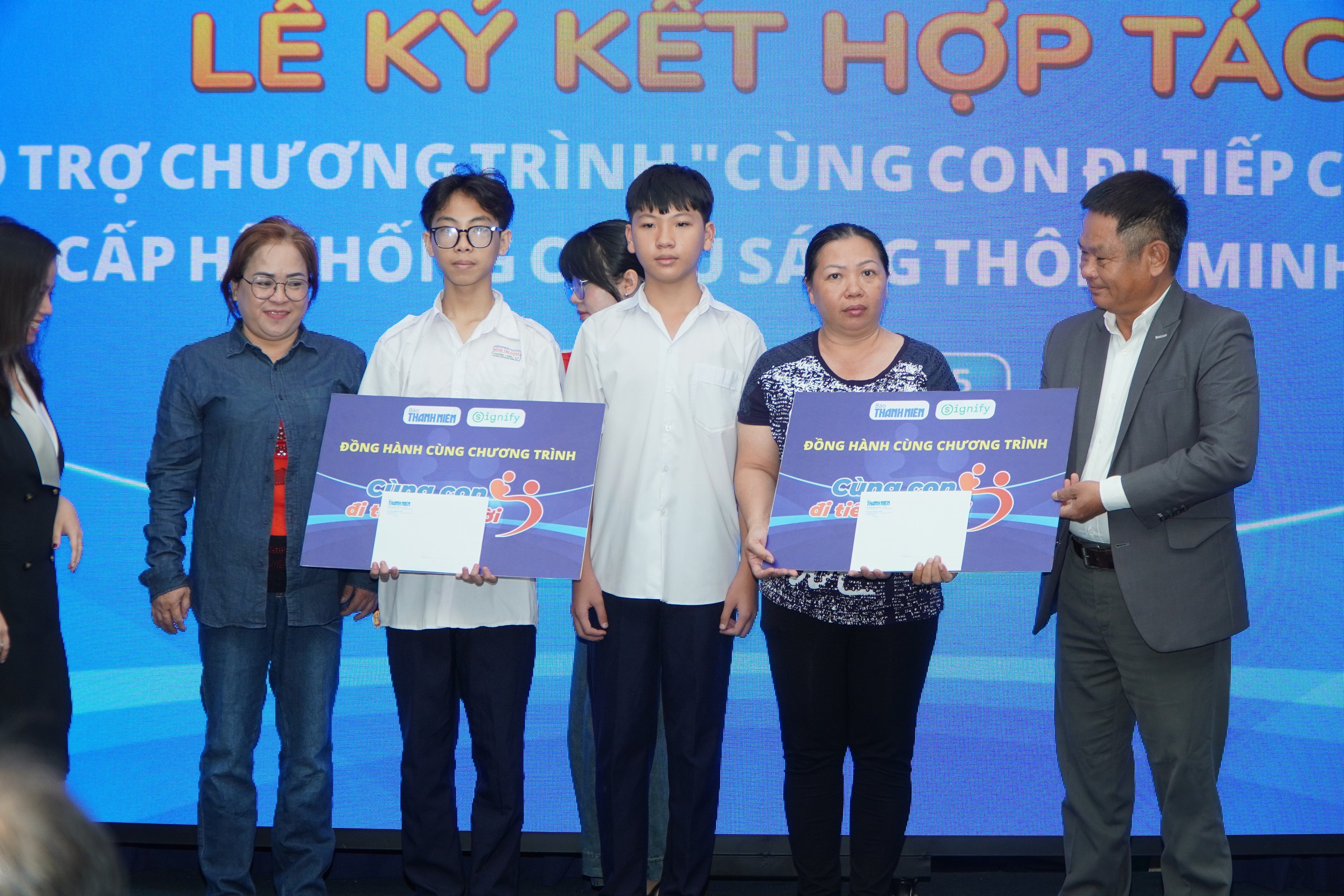 B&aacute;o Thanh Ni&ecirc;n k&yacute; kết hợp t&aacute;c với Signify Việt Nam đồng h&agrave;nh chương tr&igrave;nh&ldquo;C&ugrave;ng con đi tiếp cuộc đời"- Ảnh 3.