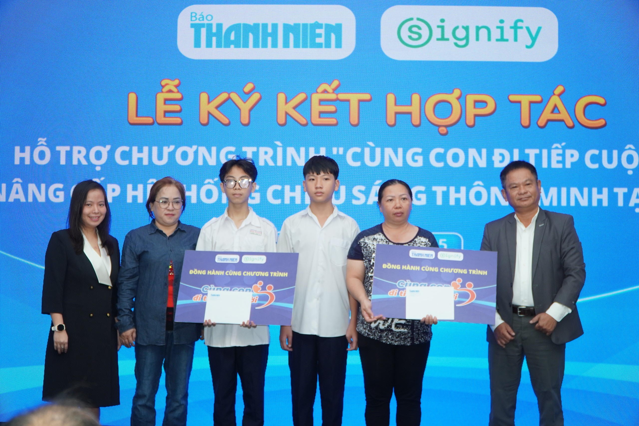 B&aacute;o Thanh Ni&ecirc;n k&yacute; kết hợp t&aacute;c với Signify Việt Nam đồng h&agrave;nh chương tr&igrave;nh&ldquo;C&ugrave;ng con đi tiếp cuộc đời"- Ảnh 7.