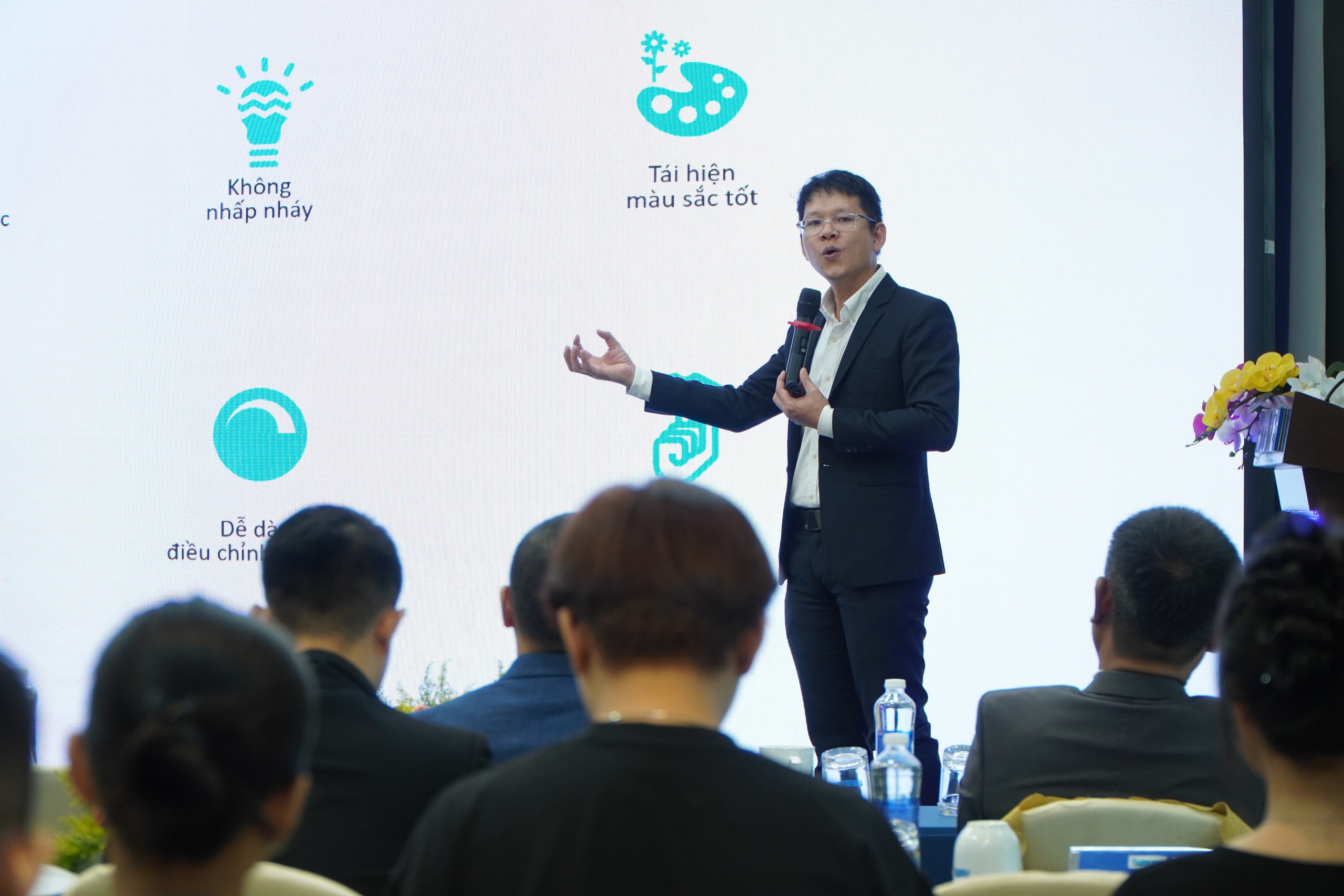 B&aacute;o Thanh Ni&ecirc;n k&yacute; kết hợp t&aacute;c với Signify Việt Nam đồng h&agrave;nh chương tr&igrave;nh&ldquo;C&ugrave;ng con đi tiếp cuộc đời"- Ảnh 8.