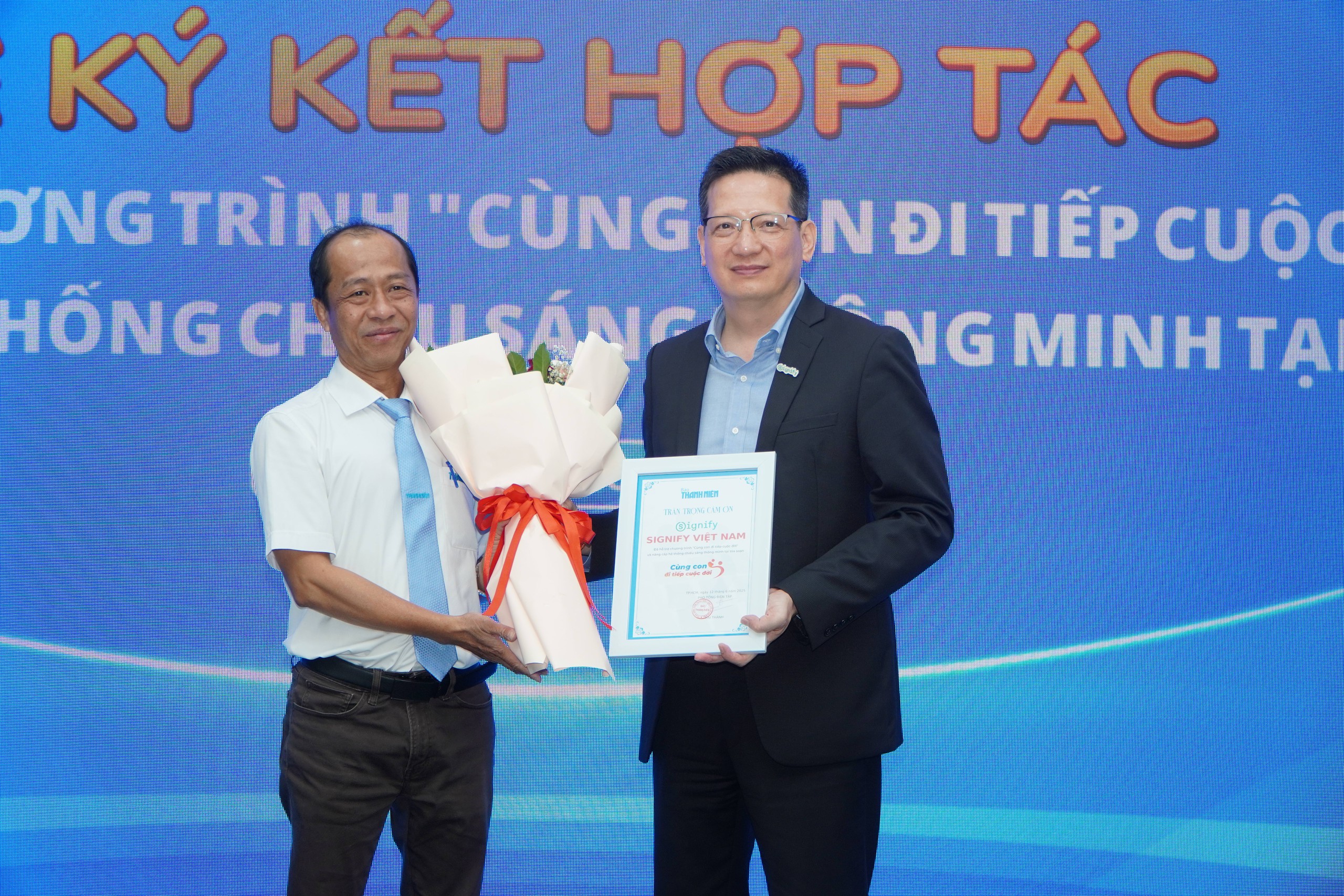 B&aacute;o Thanh Ni&ecirc;n k&yacute; kết hợp t&aacute;c với Signify Việt Nam đồng h&agrave;nh chương tr&igrave;nh&ldquo;C&ugrave;ng con đi tiếp cuộc đời"- Ảnh 11.