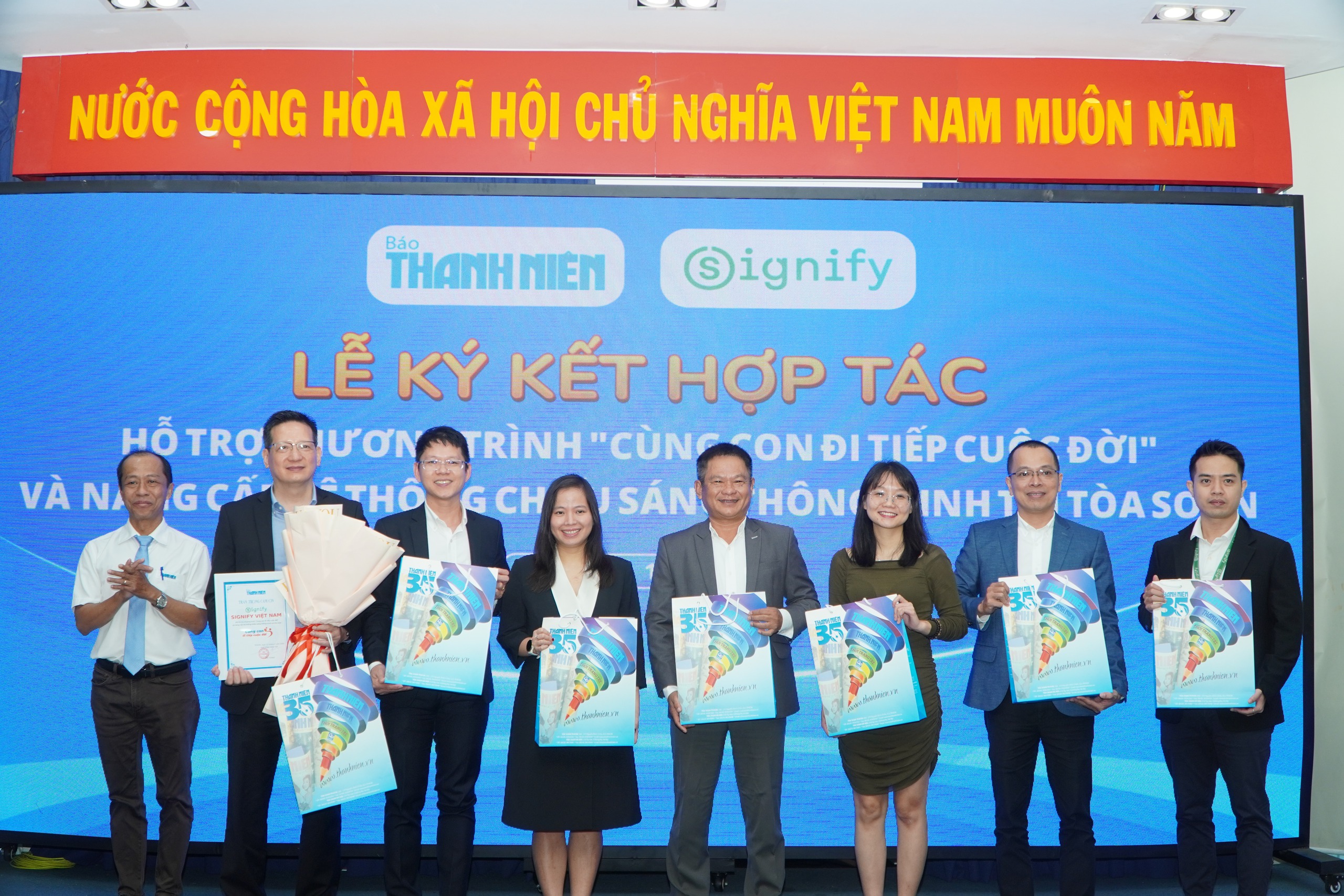 B&aacute;o Thanh Ni&ecirc;n k&yacute; kết hợp t&aacute;c với Signify Việt Nam đồng h&agrave;nh chương tr&igrave;nh&ldquo;C&ugrave;ng con đi tiếp cuộc đời"- Ảnh 12.
