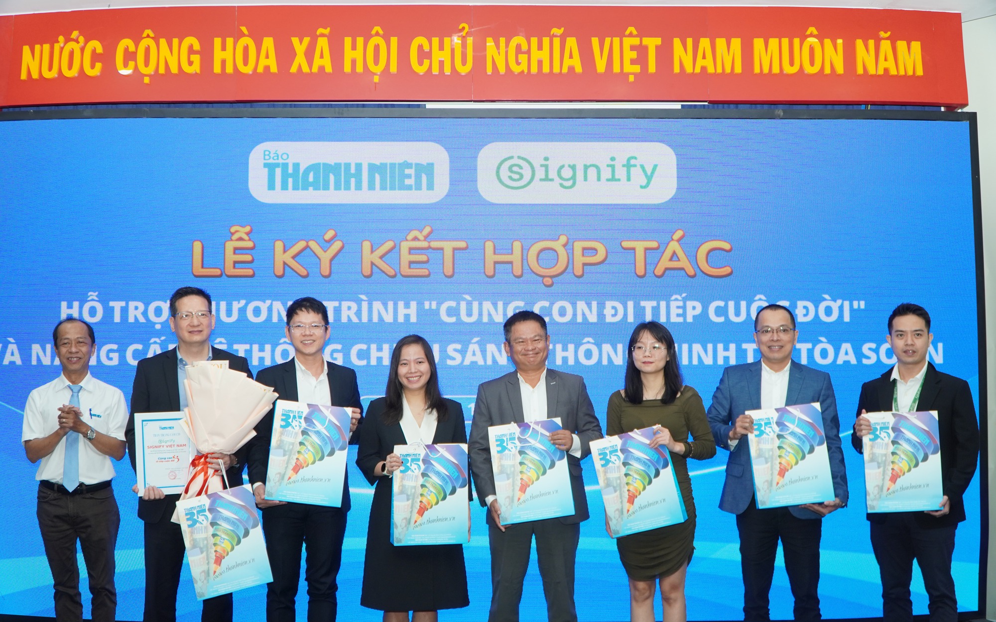 Báo Thanh Niên ký kết hợp tác với Signify Việt Nam đồng hành chương trình“Cùng con đi tiếp cuộc đời"