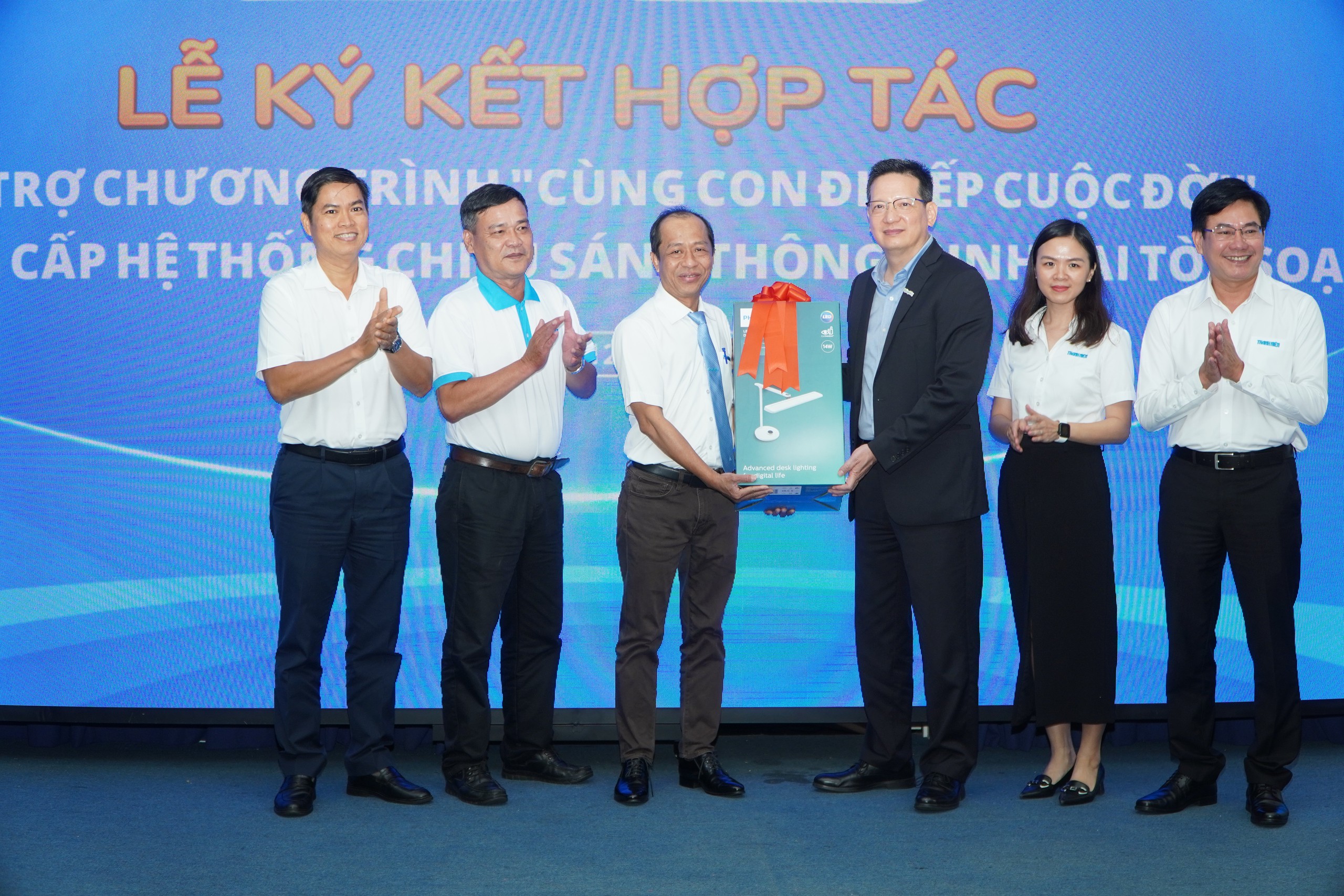 B&aacute;o Thanh Ni&ecirc;n k&yacute; kết hợp t&aacute;c với Signify Việt Nam đồng h&agrave;nh chương tr&igrave;nh&ldquo;C&ugrave;ng con đi tiếp cuộc đời"- Ảnh 13.