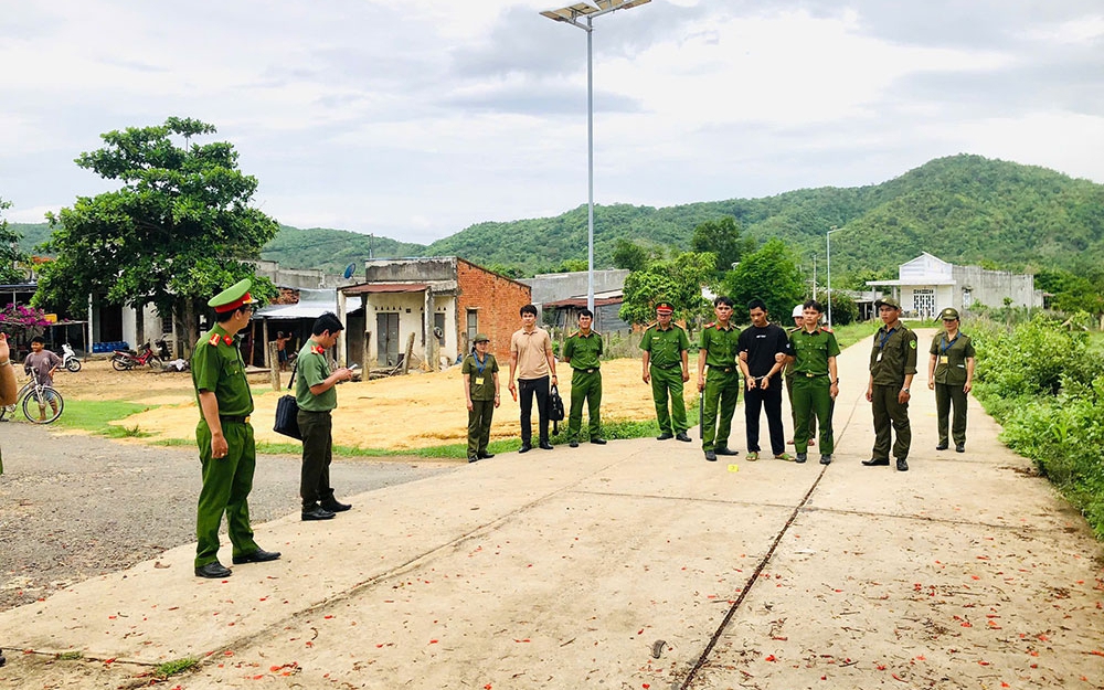 Sau mâu thuẫn, con rể nổ súng nhiều phát vào nhà cha vợ, cướp xe máy bỏ trốn