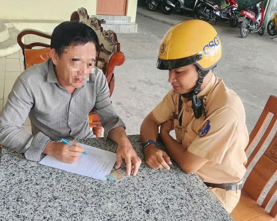 Truy ra người đ&agrave;n &ocirc;ng ngang nhi&ecirc;n chạy xe ba g&aacute;c ngược chiều ở TP HCM- Ảnh 1.