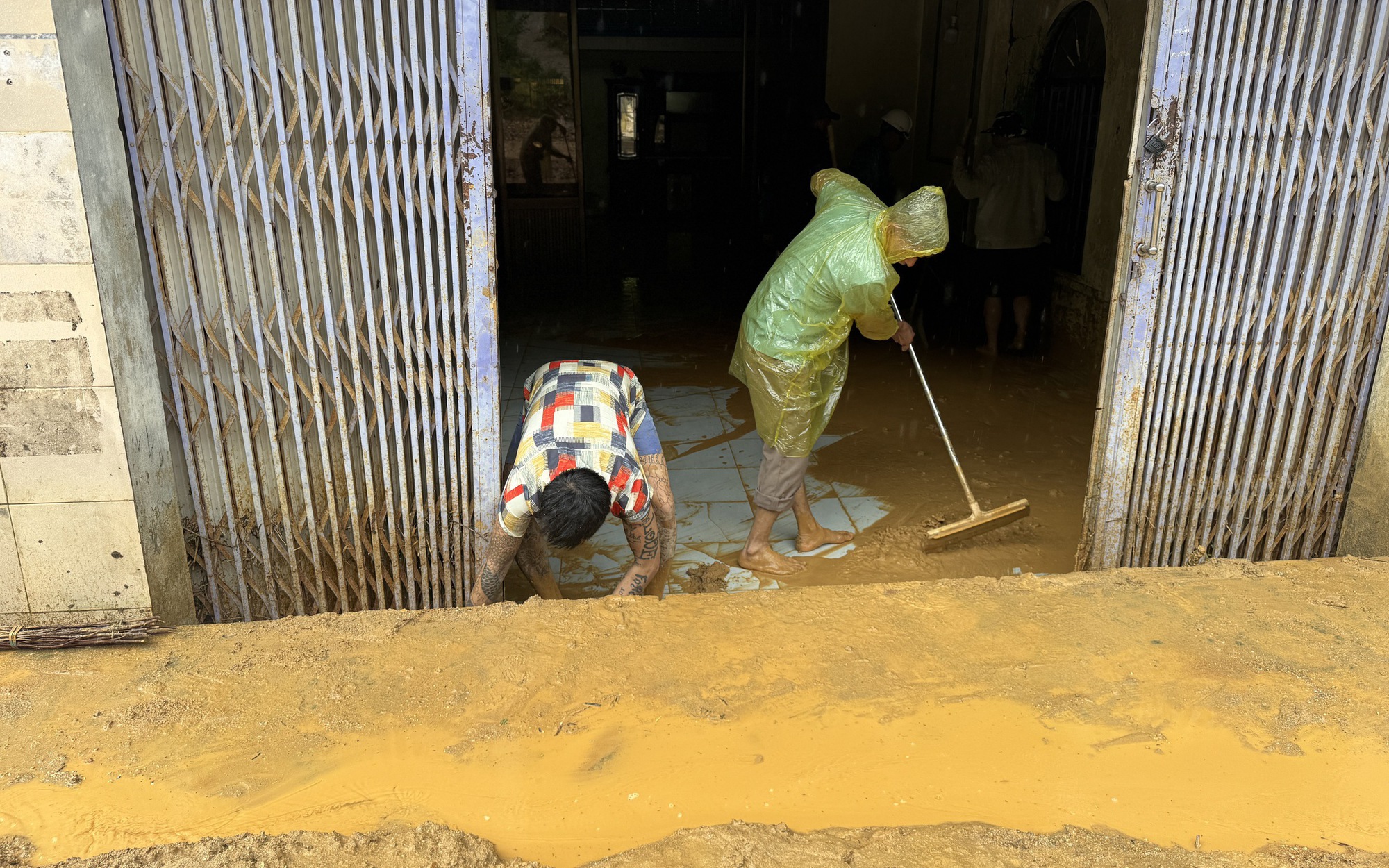 Đà Nẵng: Lũ bất ngờ trong đêm, nhiều người suy sụp vì mất trắng