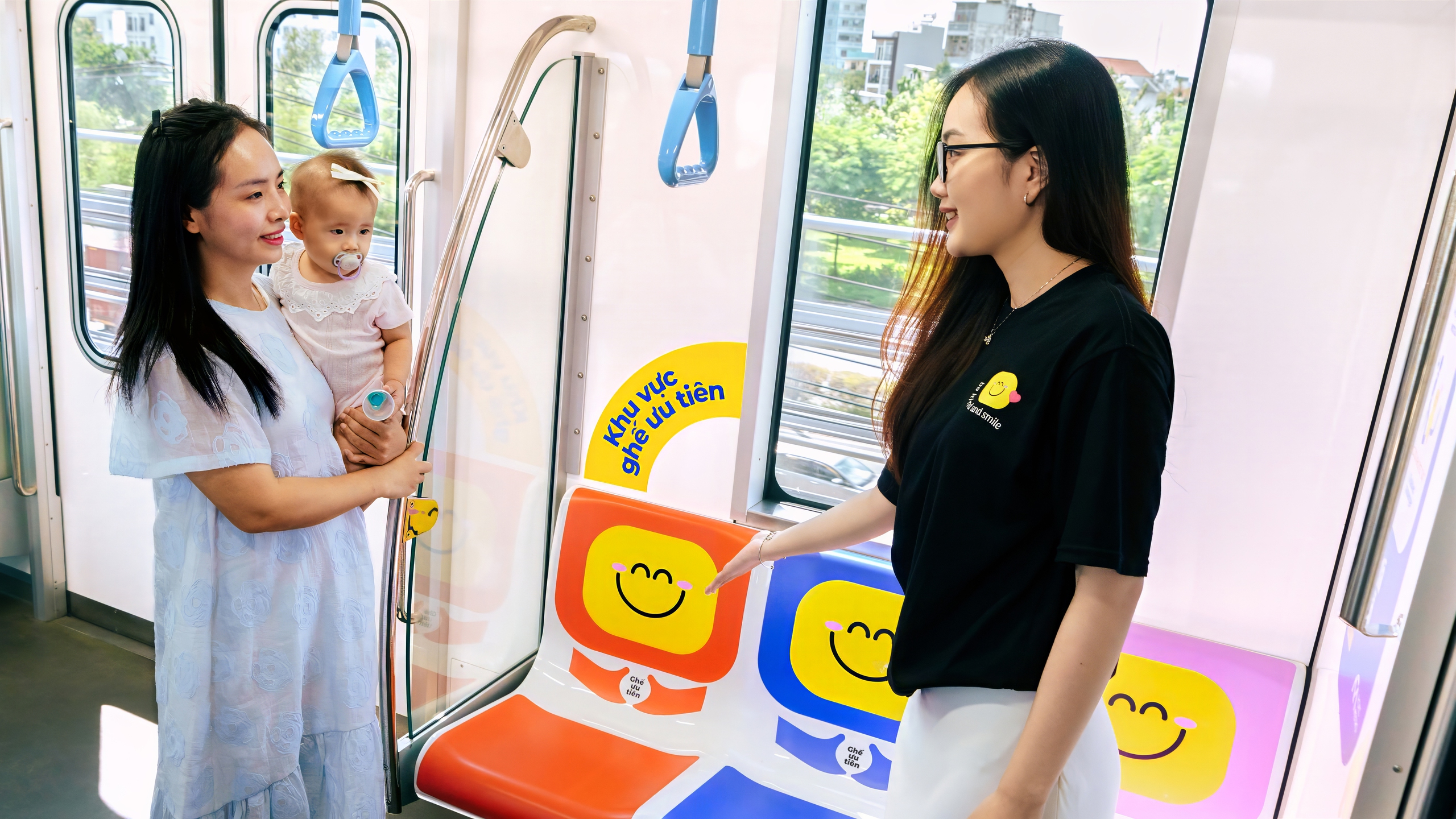 Chiến dịch lạ tr&ecirc;n metro số 1 khiến h&agrave;nh kh&aacute;ch ấm l&ograve;ng- Ảnh 3.