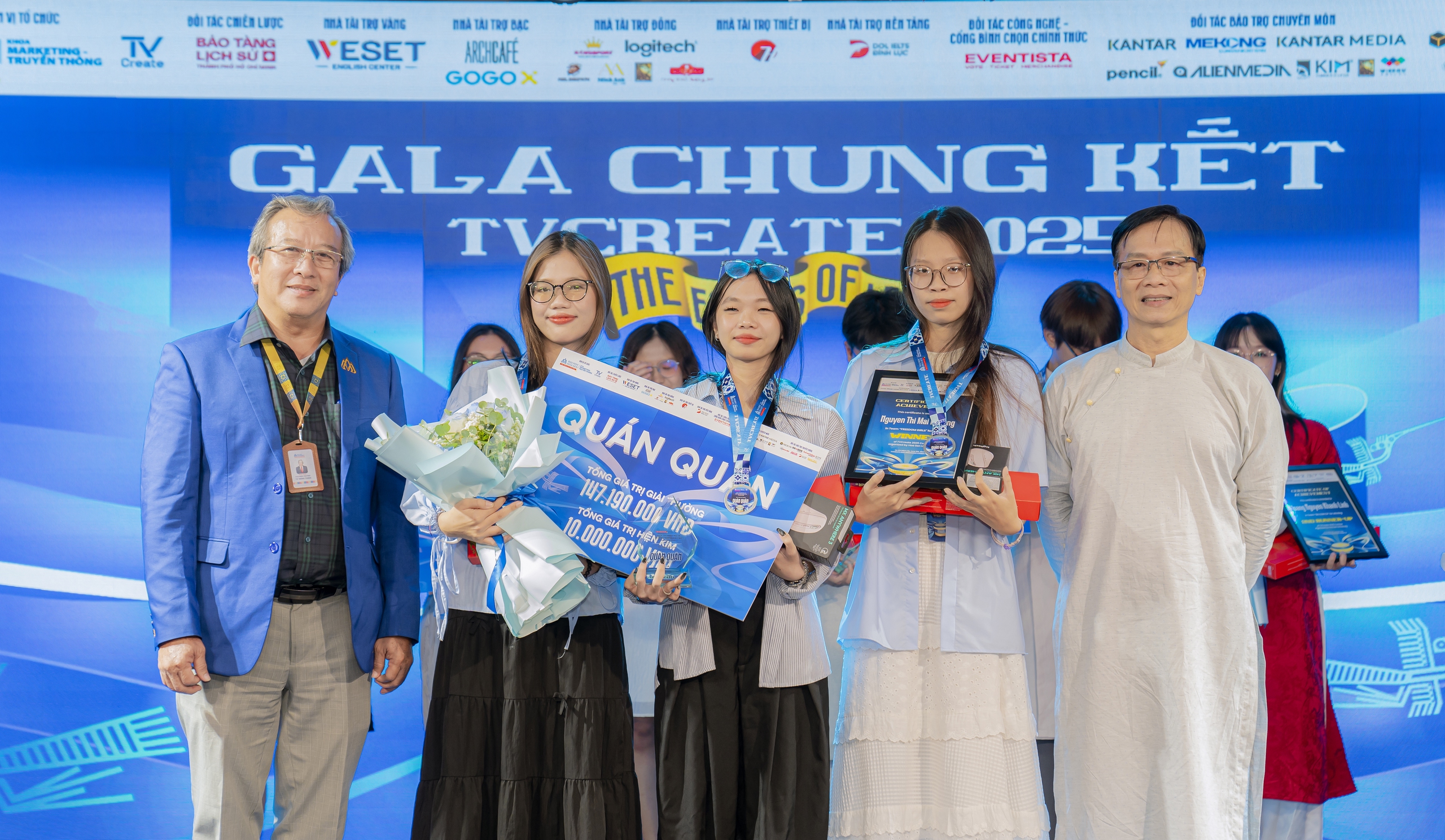L&agrave;m phim quảng c&aacute;o bảo t&agrave;ng, nh&oacute;m nữ sinh rinh giải lớn - Ảnh 1.