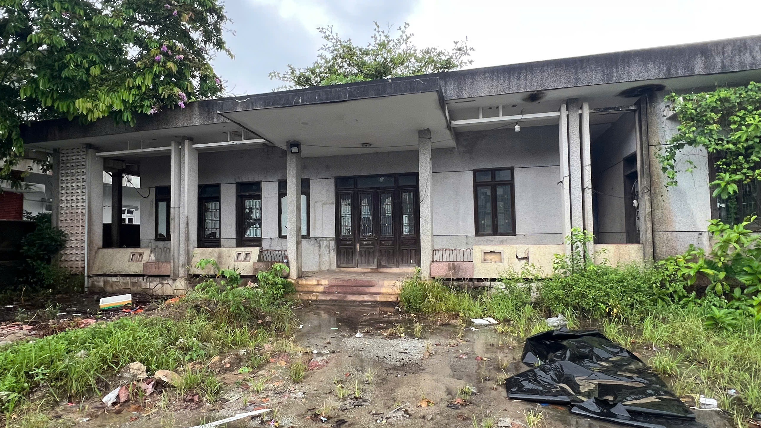 Bí ẩn những ngôi nhà hoang ven Quốc lộ 49 ở cố đô Huế - Ảnh 1.