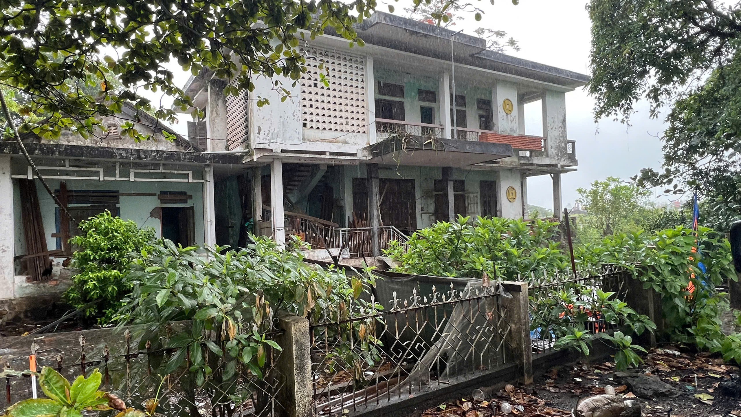 Bí ẩn những ngôi nhà hoang ven Quốc lộ 49 ở cố đô Huế - Ảnh 6.