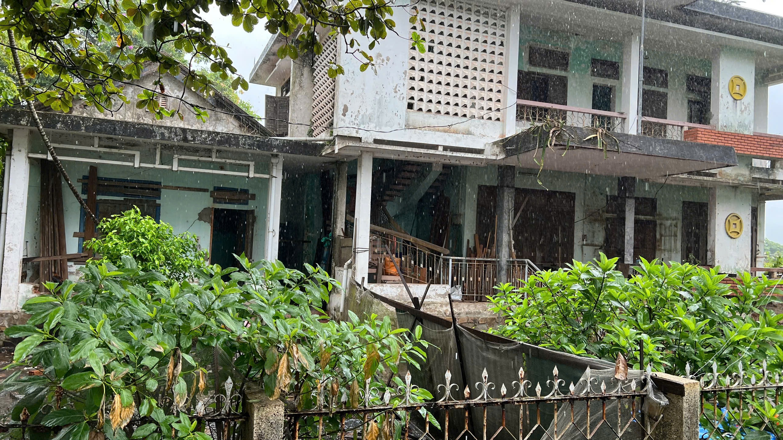 Trụ sở hoang phế ở Huế: H&igrave;nh ảnh x&oacute;t xa từ c&aacute;c c&ocirc;ng sở cũ - Ảnh 12.