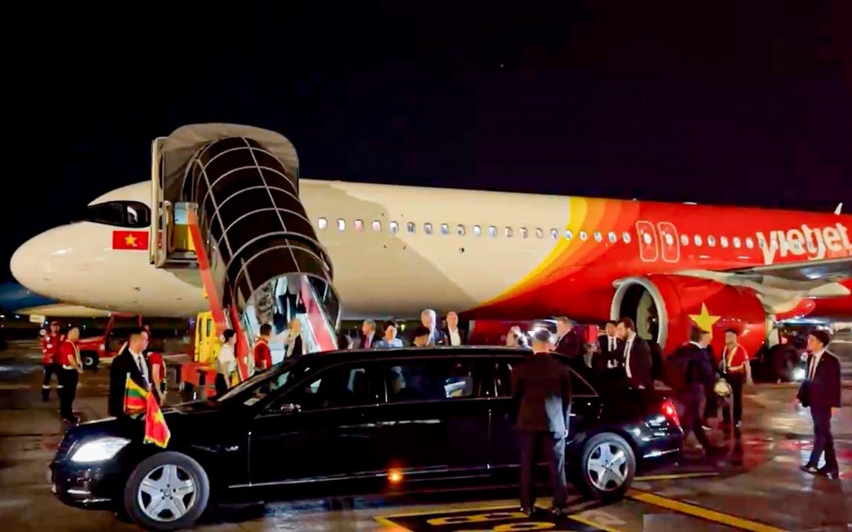 Tổng thống Litva đến Hà Nội trên chuyên cơ Vietjet