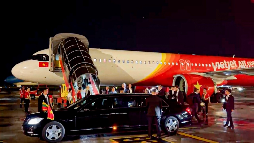 Tổng thống Litva đến Hà Nội trên chuyên cơ Vietjet- Ảnh 2.