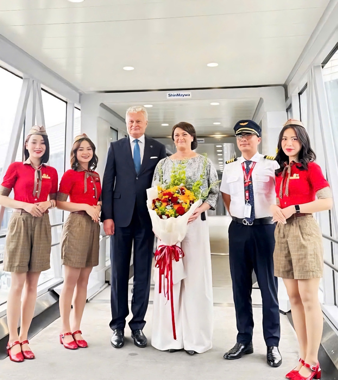 Tổng thống Litva đến Hà Nội trên chuyên cơ Vietjet- Ảnh 3.