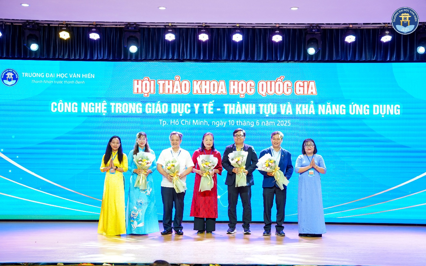 Trường ĐH Văn Hiến đẩy mạnh chuyển đổi số trong giáo dục y tế và đào tạo nhân lực chất lượng cao