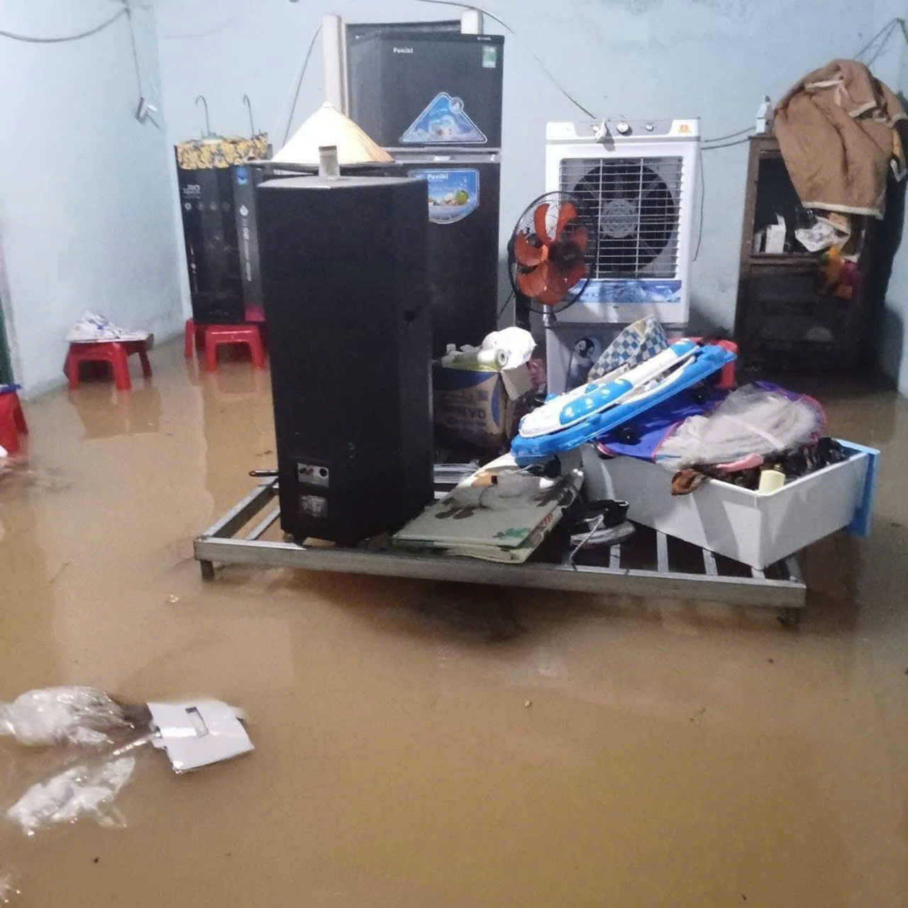 Bão số 1 gây mưa lớn, nước tràn vào nhà dân ở Quảng Nam - Ảnh 8.