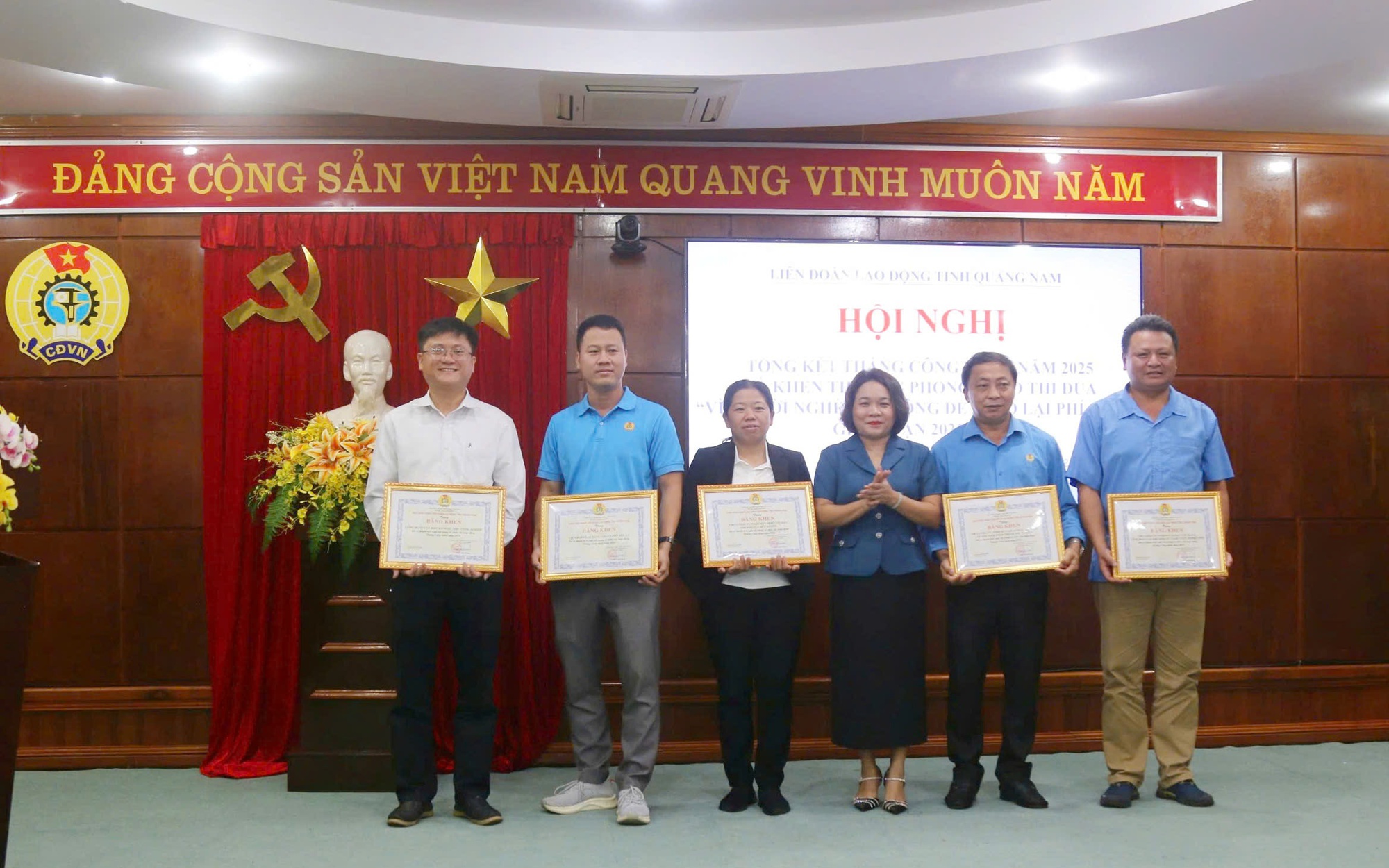 LĐLĐ Quảng Nam tặng bằng khen cho 17 tập thể, 15 cá nhân