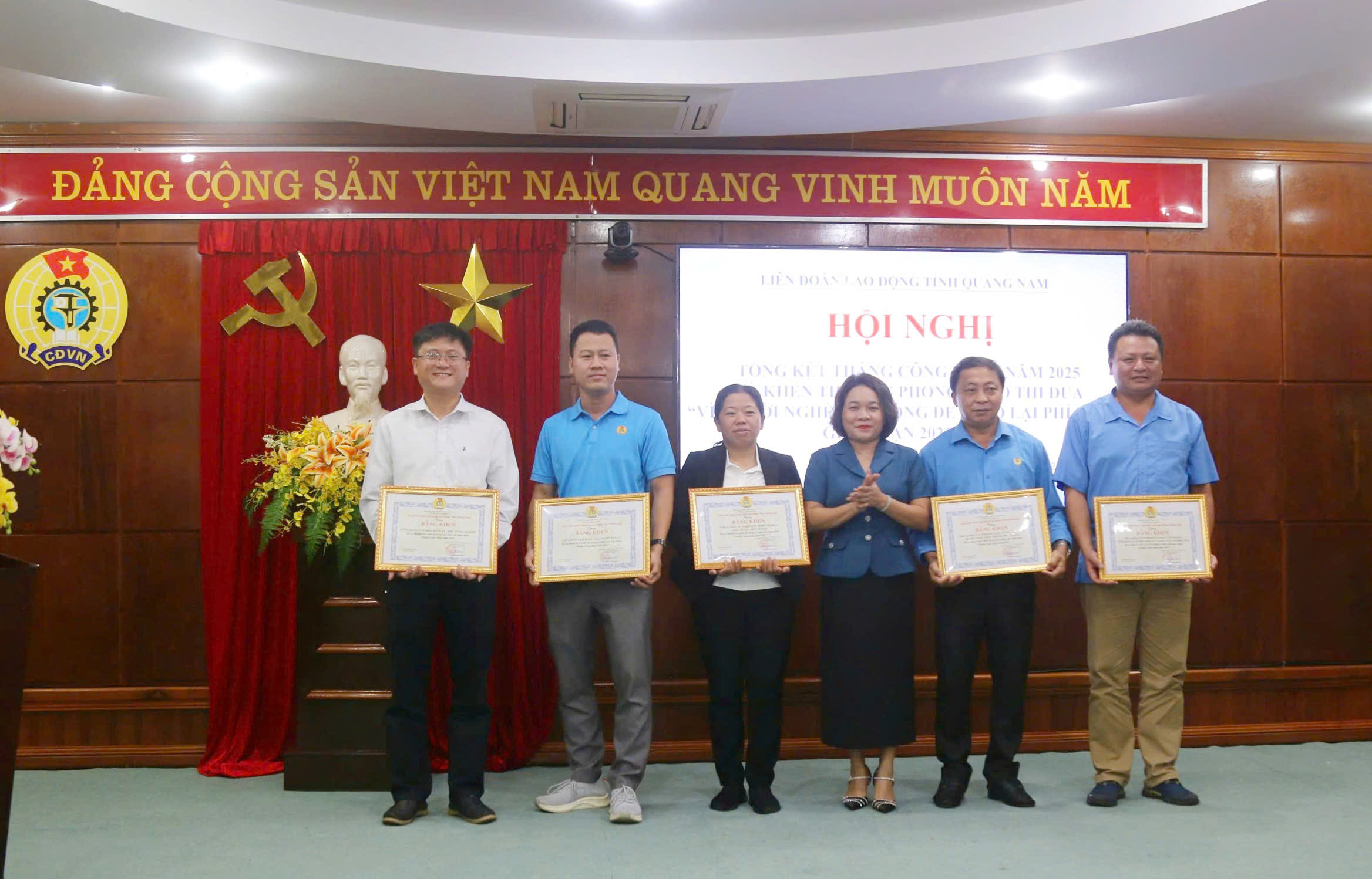 LĐLĐ Quảng Nam tặng bằng khen cho 17 tập thể, 15 c&aacute; nh&acirc;n- Ảnh 1.