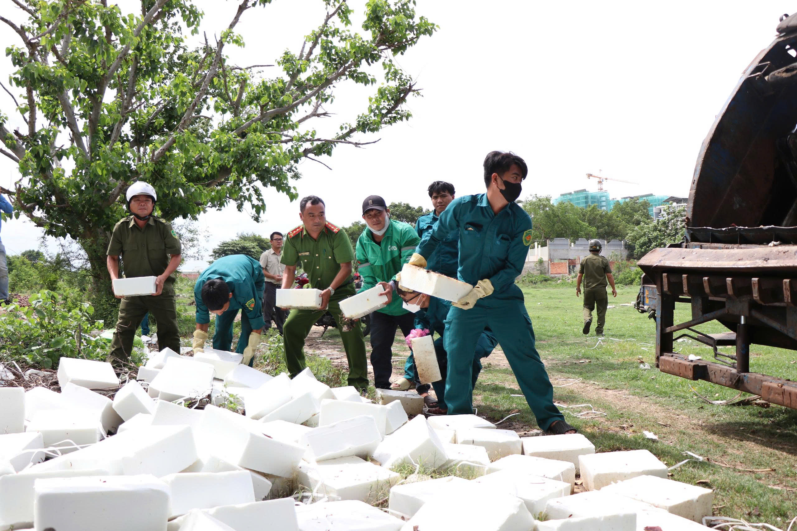 Xử lý hàng trăm viên nén nghi là phôi xà phòng bị đổ trộm sau trường học- Ảnh 1.