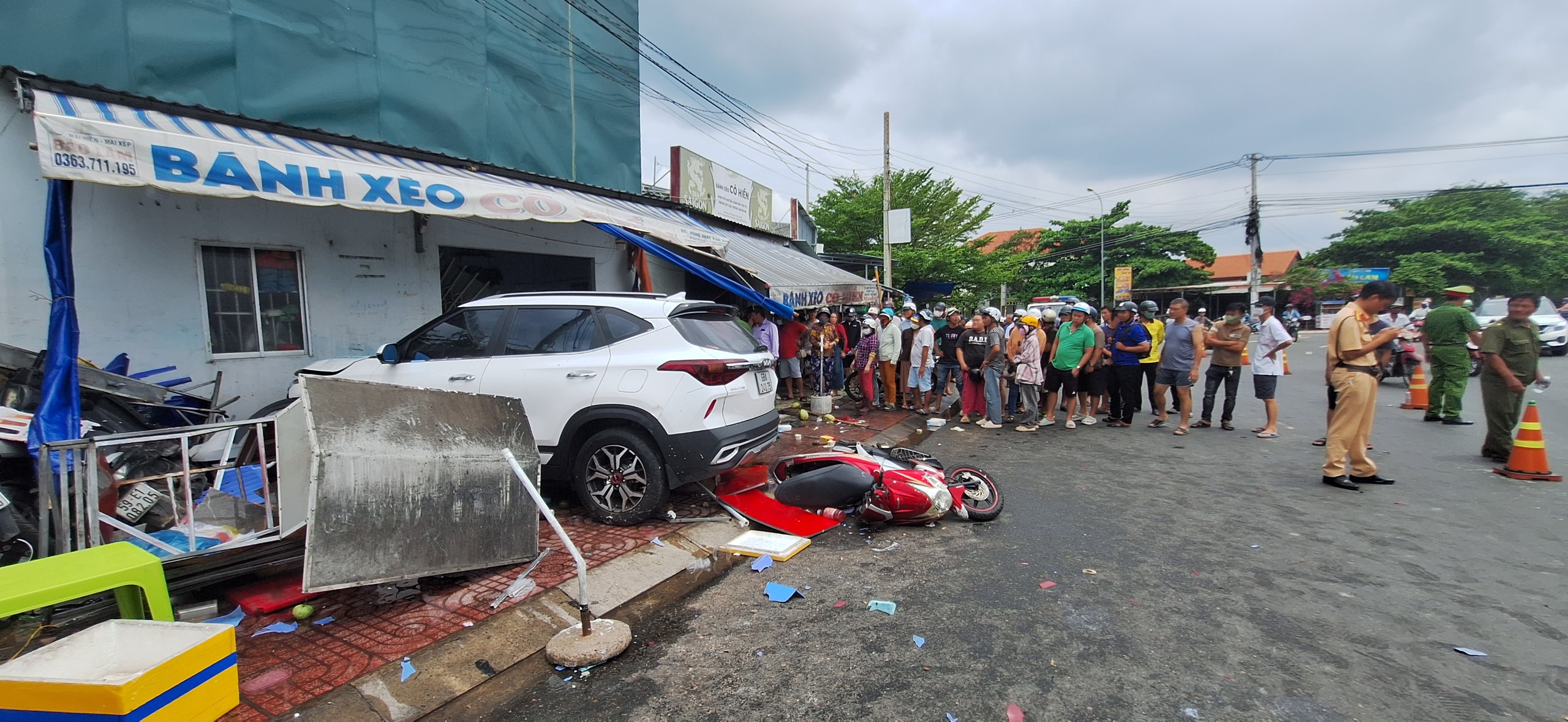Ô tô lao vào quán bánh xèo ở Phan Thiết, 3 người thương vong- Ảnh 1.
