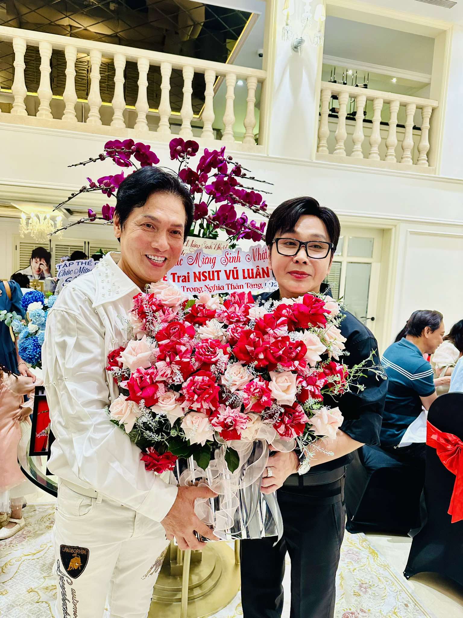 NSƯT Vũ Luân: "Hạnh phúc vì được sống trong yêu thương của khán giả" - Ảnh 6.