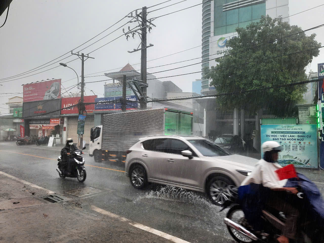 Giữa trưa, TP HCM tối sầm, mưa dông xối xả - Ảnh 7.