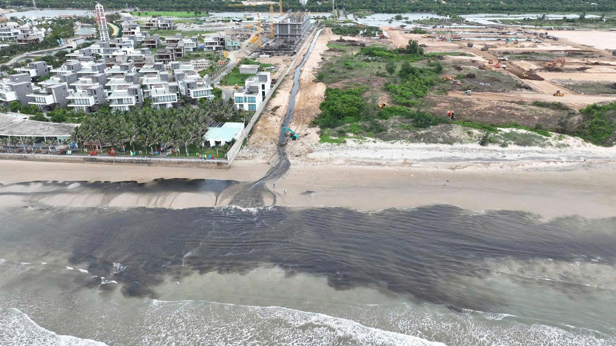 Người dân quay lại hình ảnh dòng nước đen ngòm chảy ra biển từ 1 dự án khu đô thị ở TP Vũng Tàu- Ảnh 1.